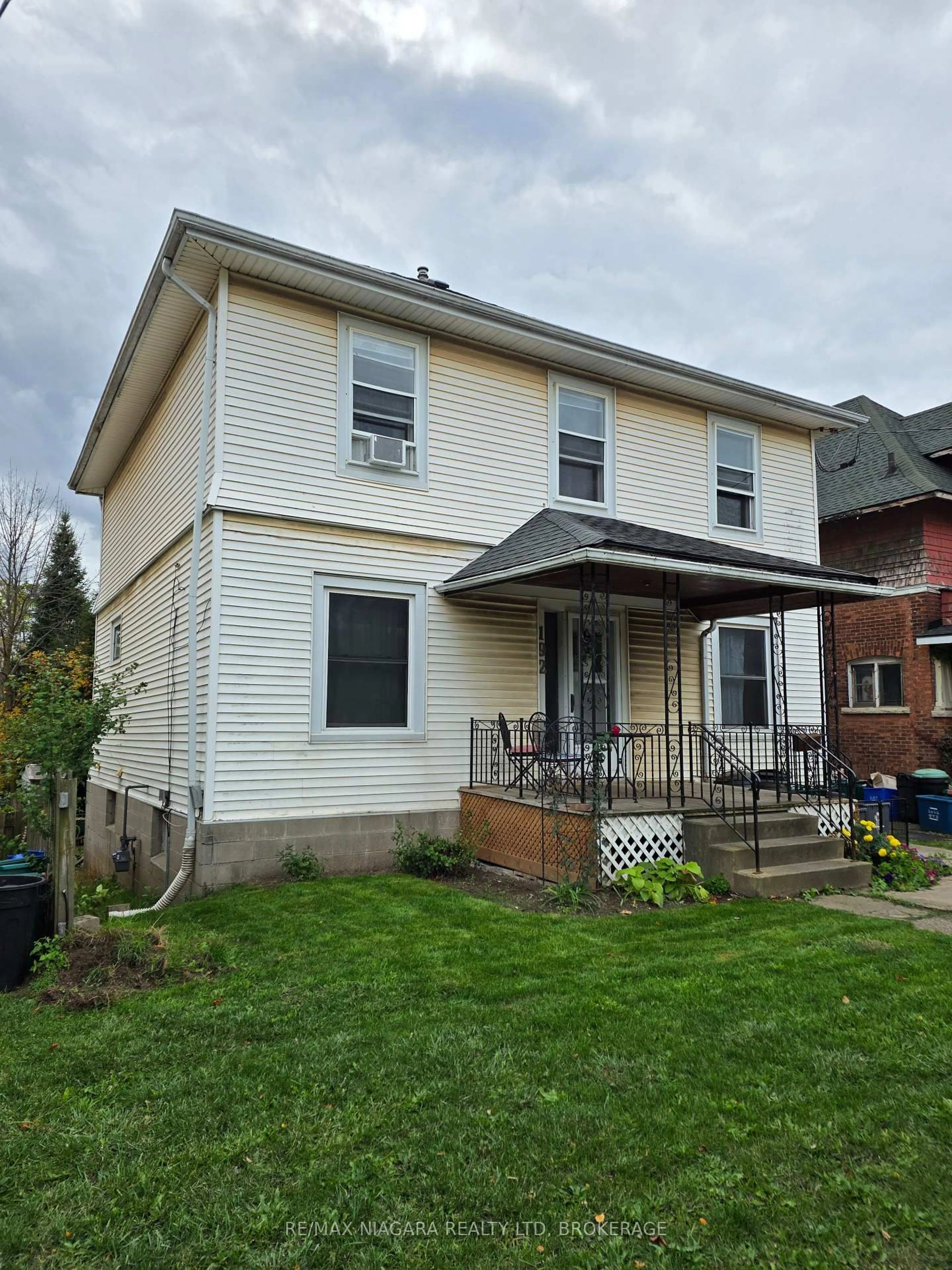 Home with vinyl exterior material, building for 192 Queenston St, St. Catharines Ontario L2R 2Z7