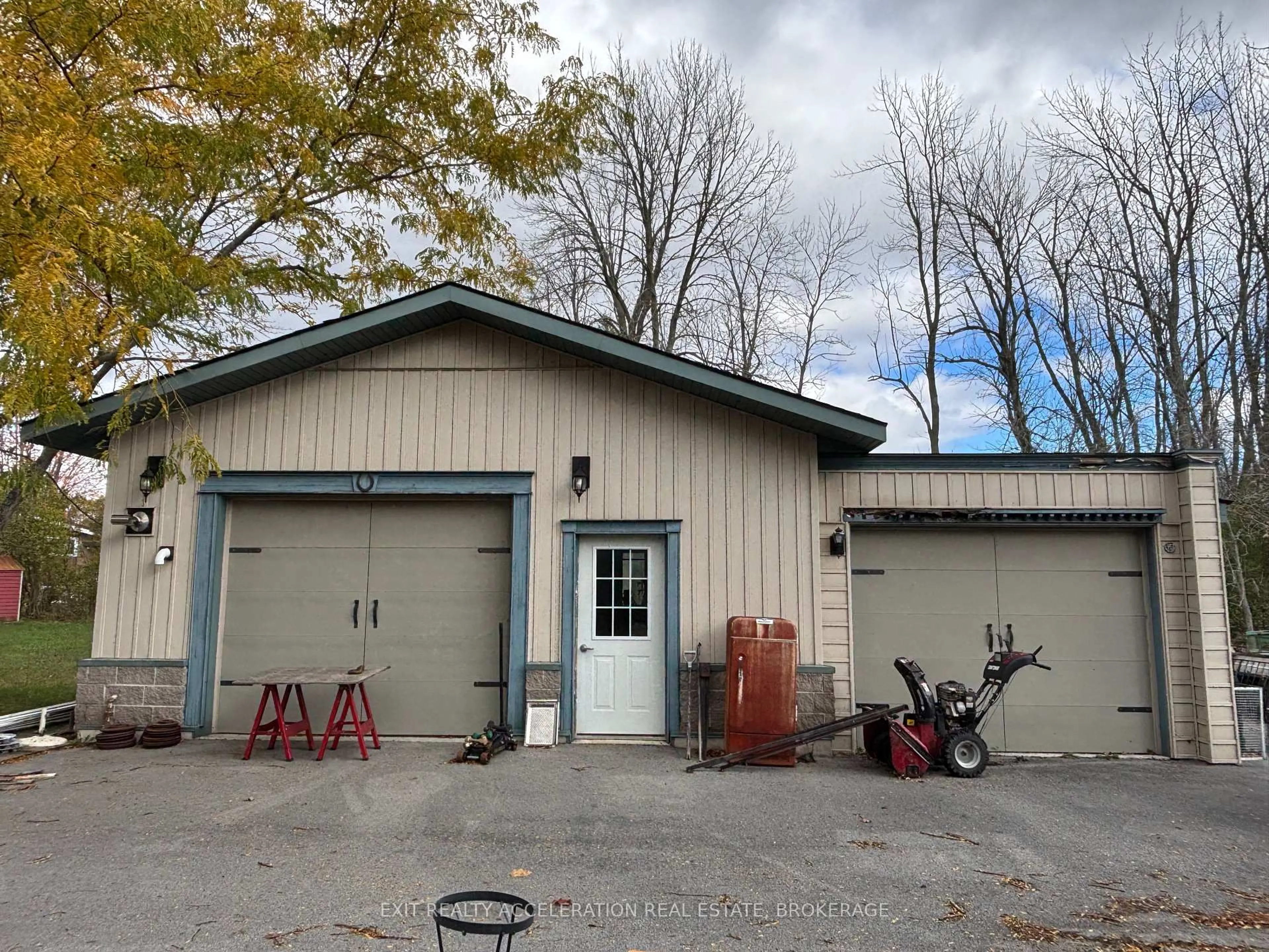 Indoor garage for 7 Main St, Bissett Creek Ontario K0H 2H0