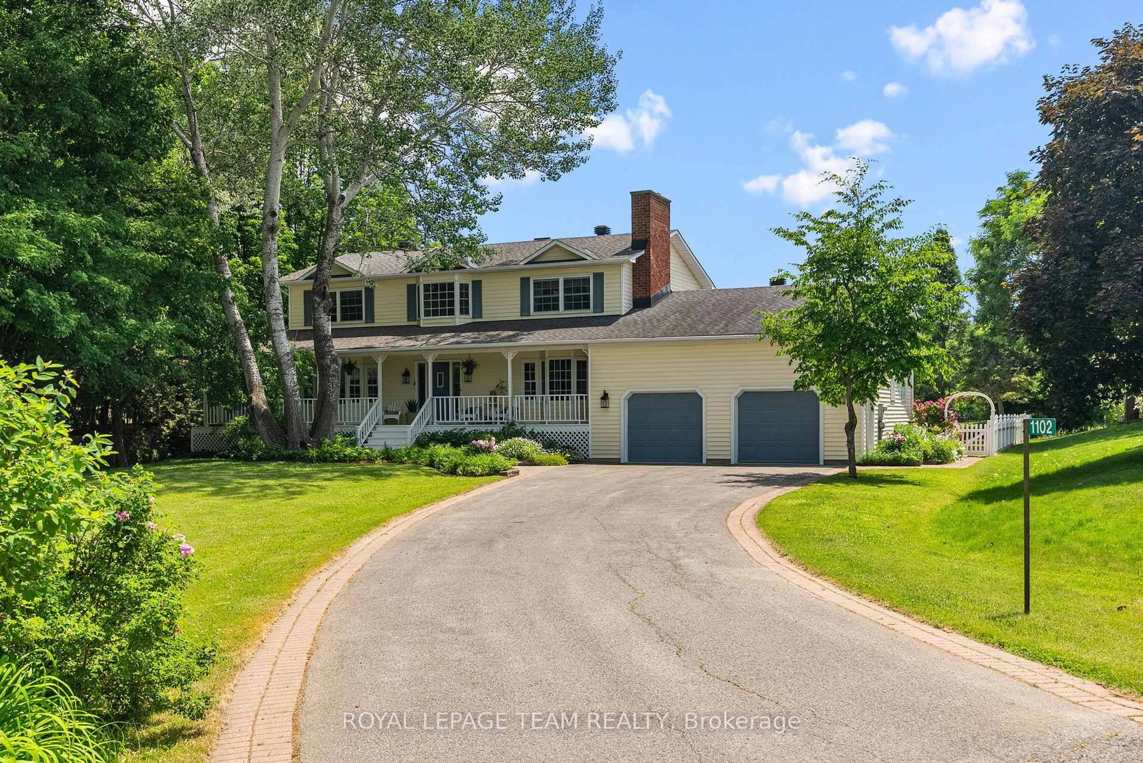 A pic from outside/outdoor area/front of a property/back of a property/a pic from drone, street for 1102 Cindy Hill Cres, Ottawa Ontario K4M 1E8