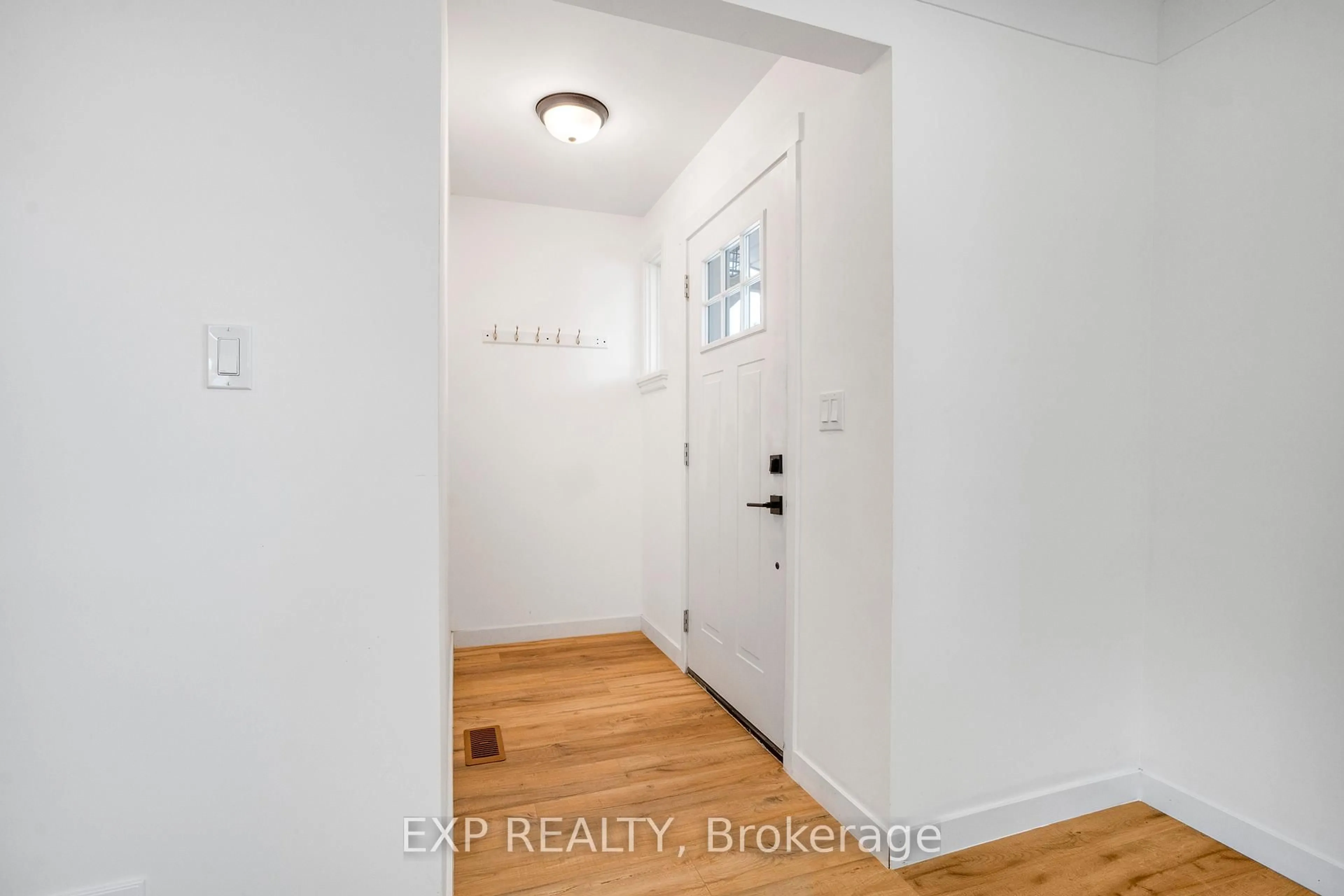 Indoor entryway for 187 Forest St, Chatham-Kent Ontario N7L 2A7