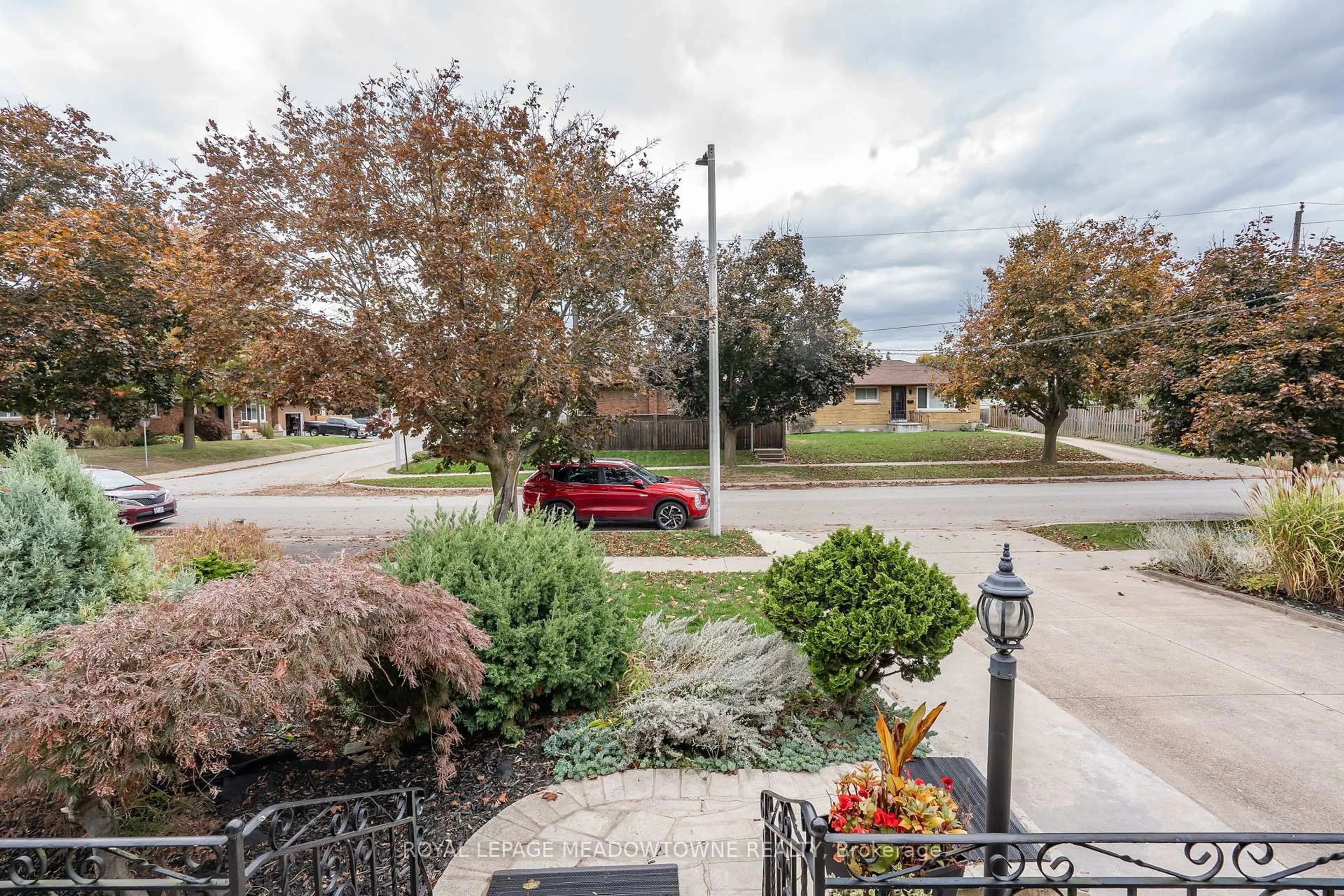 Patio, street for 6256 Balmoral Ave, Niagara Falls Ontario L2E 3A6