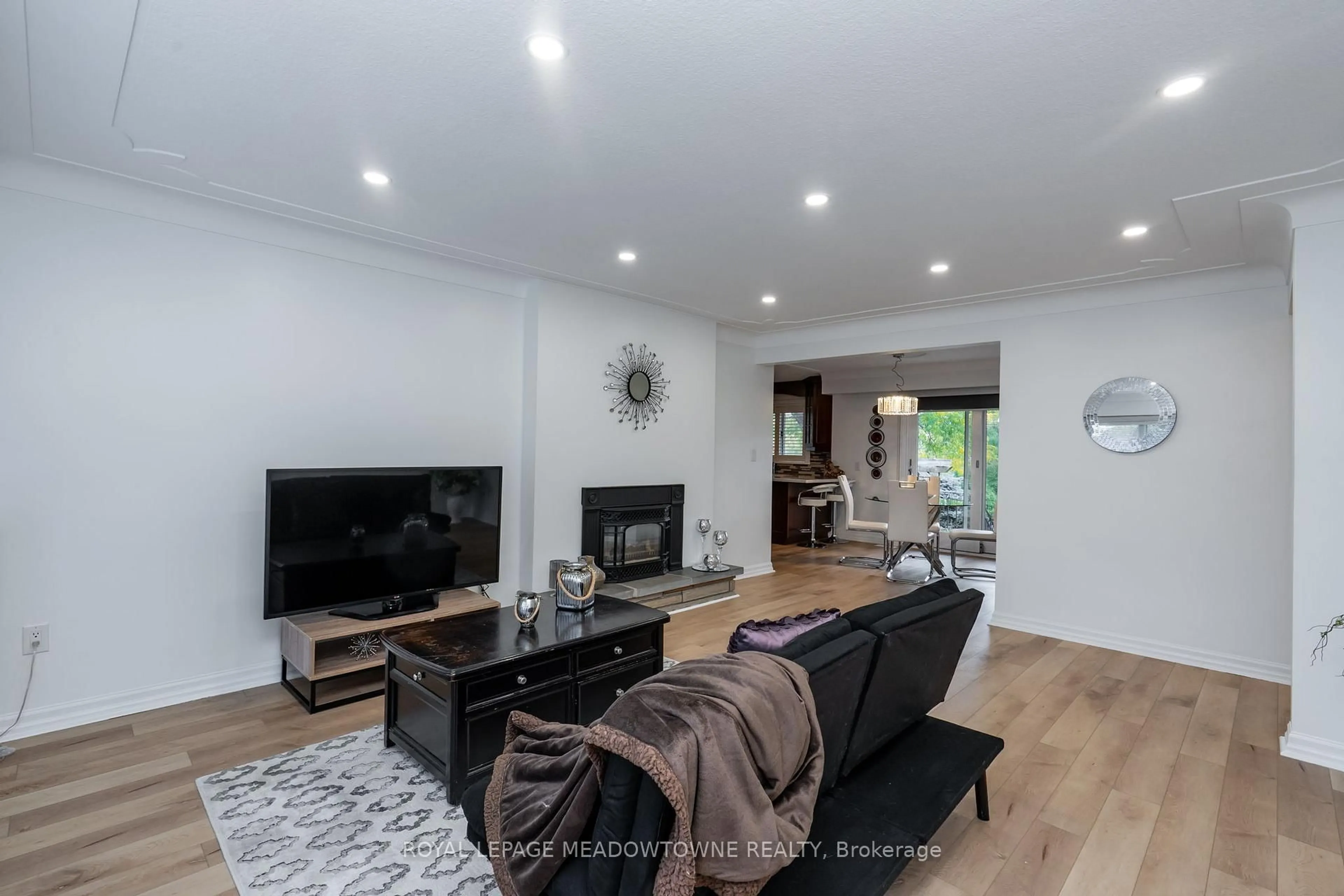 Living room with furniture, unknown for 6256 Balmoral Ave, Niagara Falls Ontario L2E 3A6