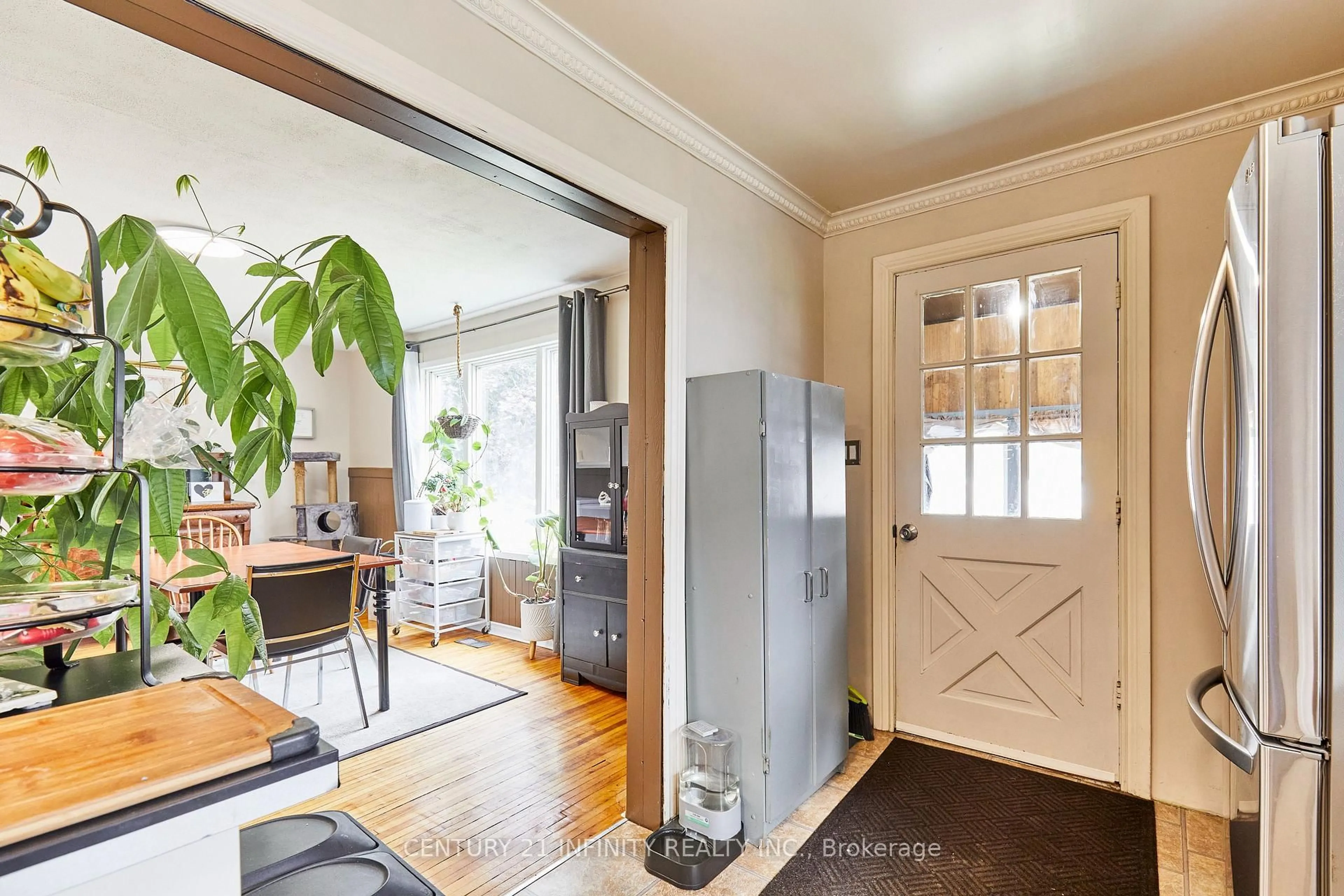 Indoor entryway for 35 Caroline St, Port Hope Ontario L1A 1Y6