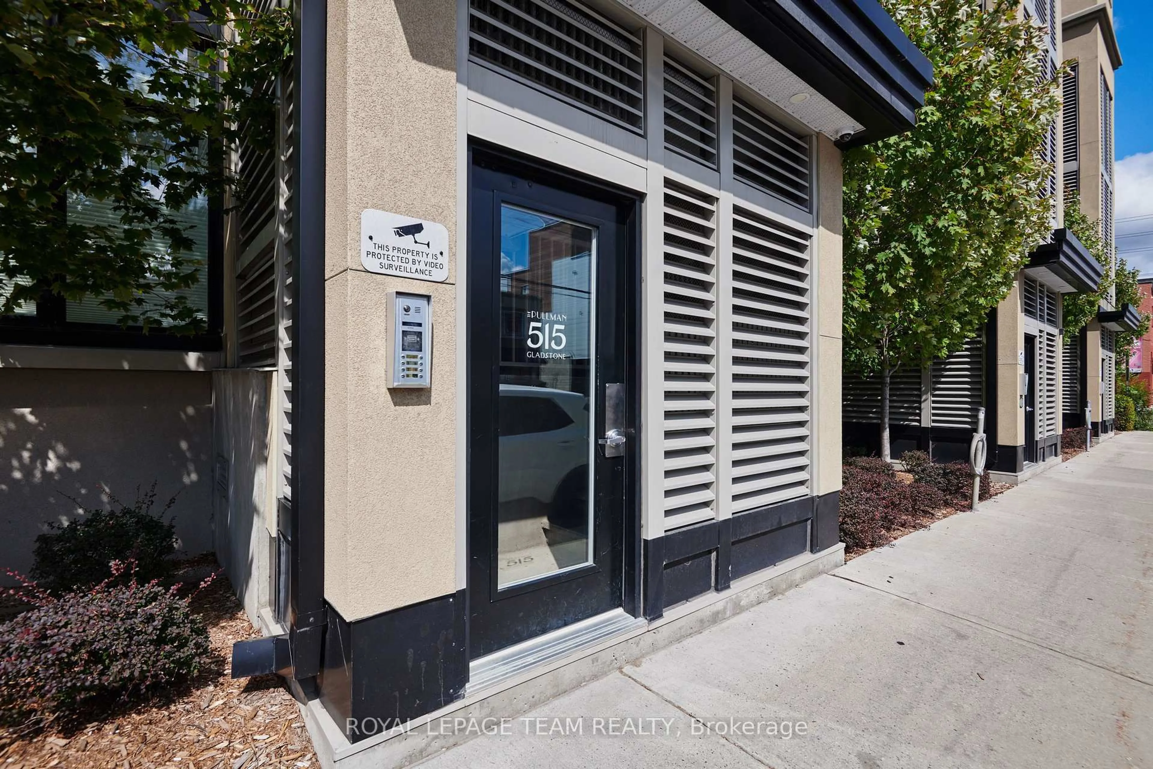 Indoor entryway for 515 Gladstone Ave #3, Ottawa Ontario K1R 5N9