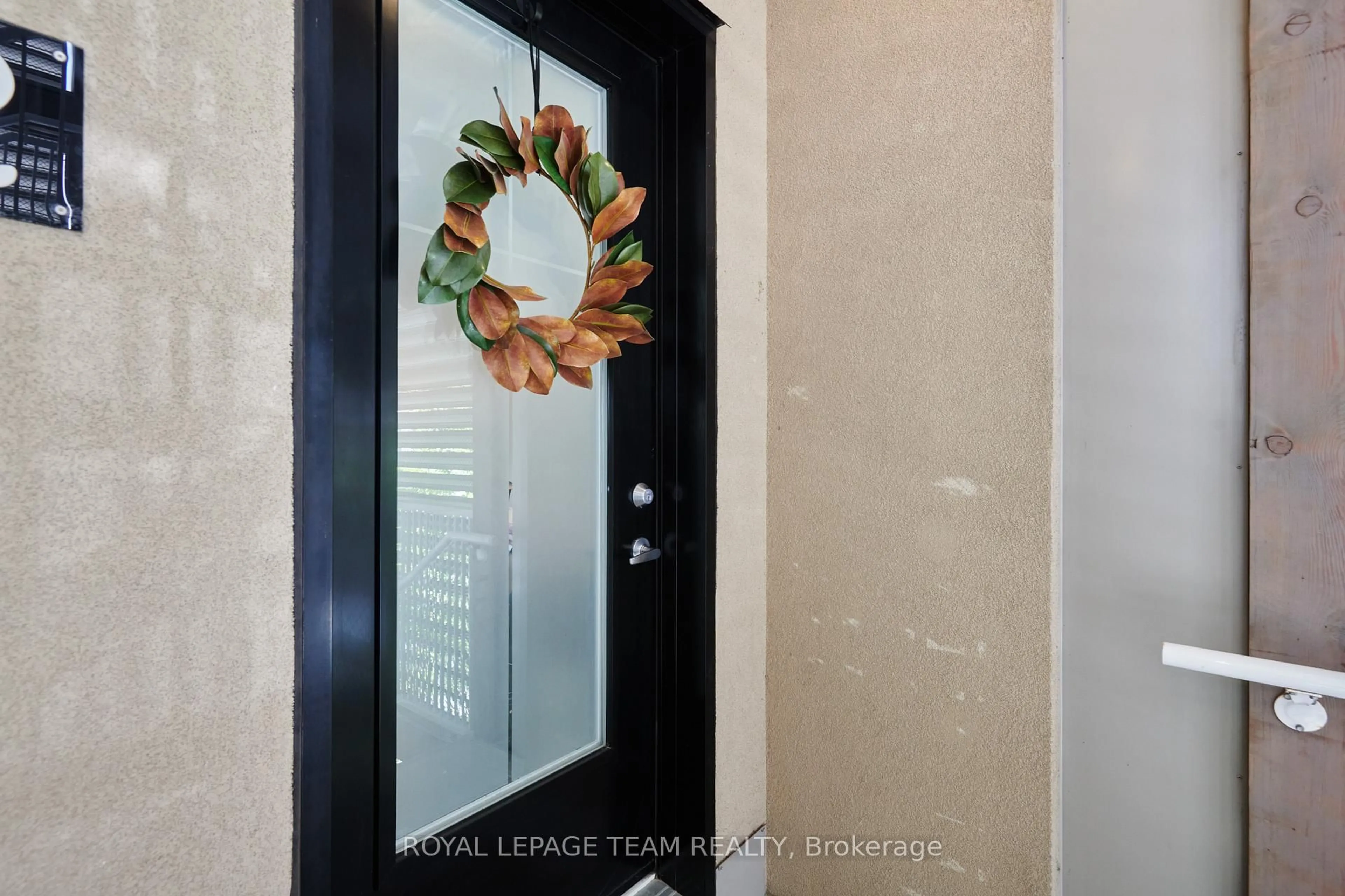 Indoor entryway for 515 Gladstone Ave #3, Ottawa Ontario K1R 5N9