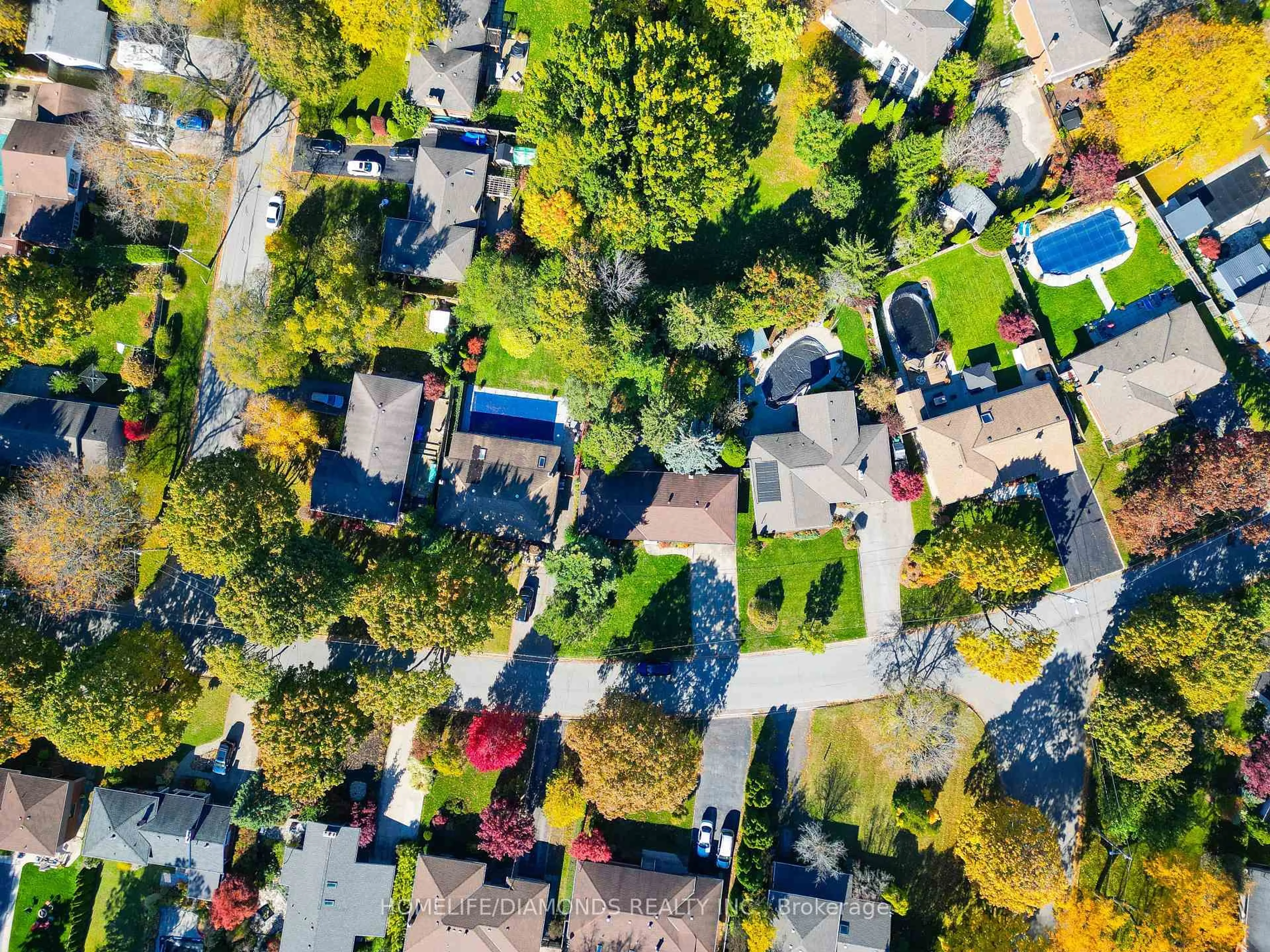 A pic from outside/outdoor area/front of a property/back of a property/a pic from drone, street for 17 Old Coach Rd, St. Catharines Ontario L2N 2P4