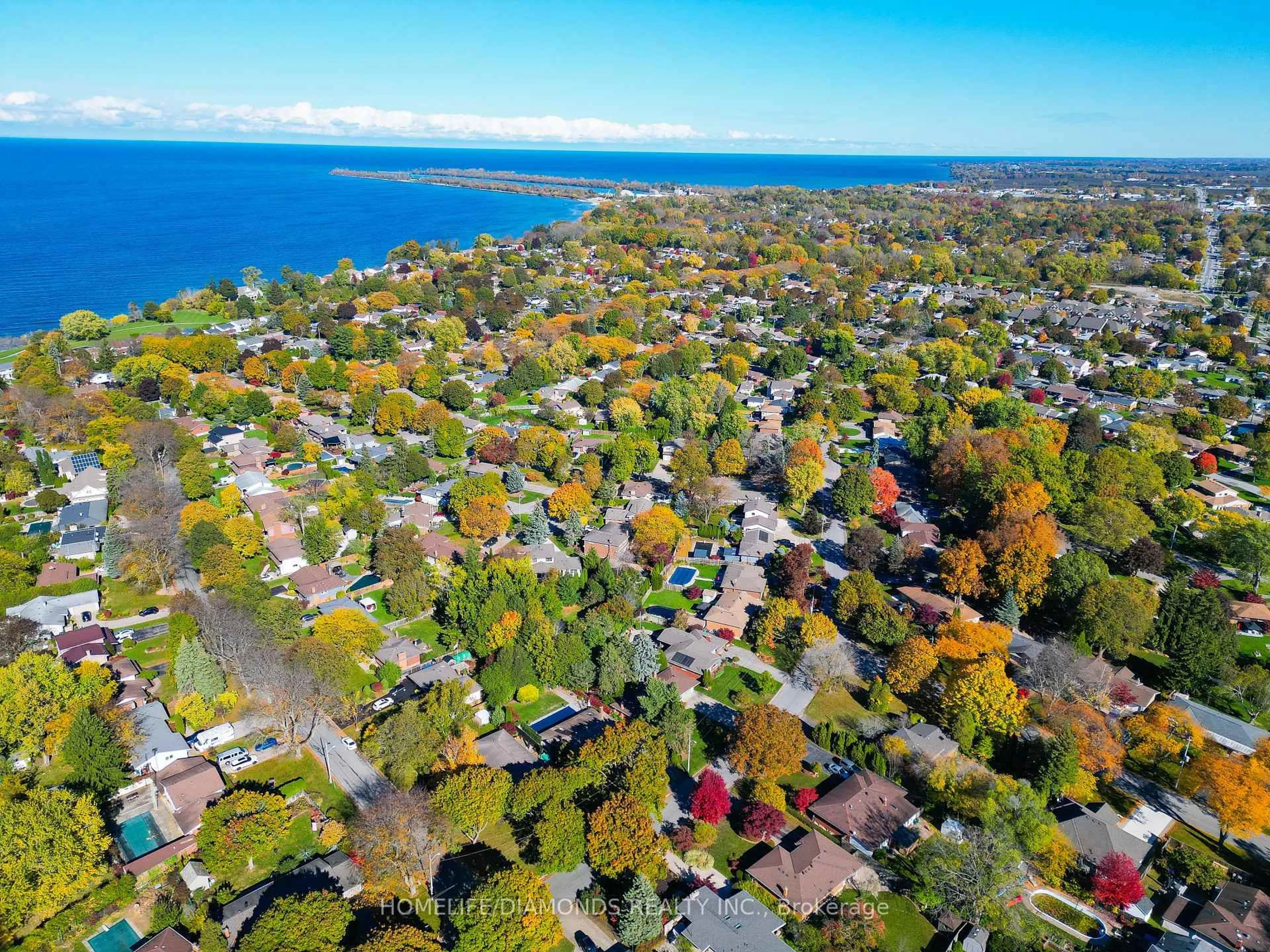 A pic from outside/outdoor area/front of a property/back of a property/a pic from drone, water/lake/river/ocean view for 17 Old Coach Rd, St. Catharines Ontario L2N 2P4