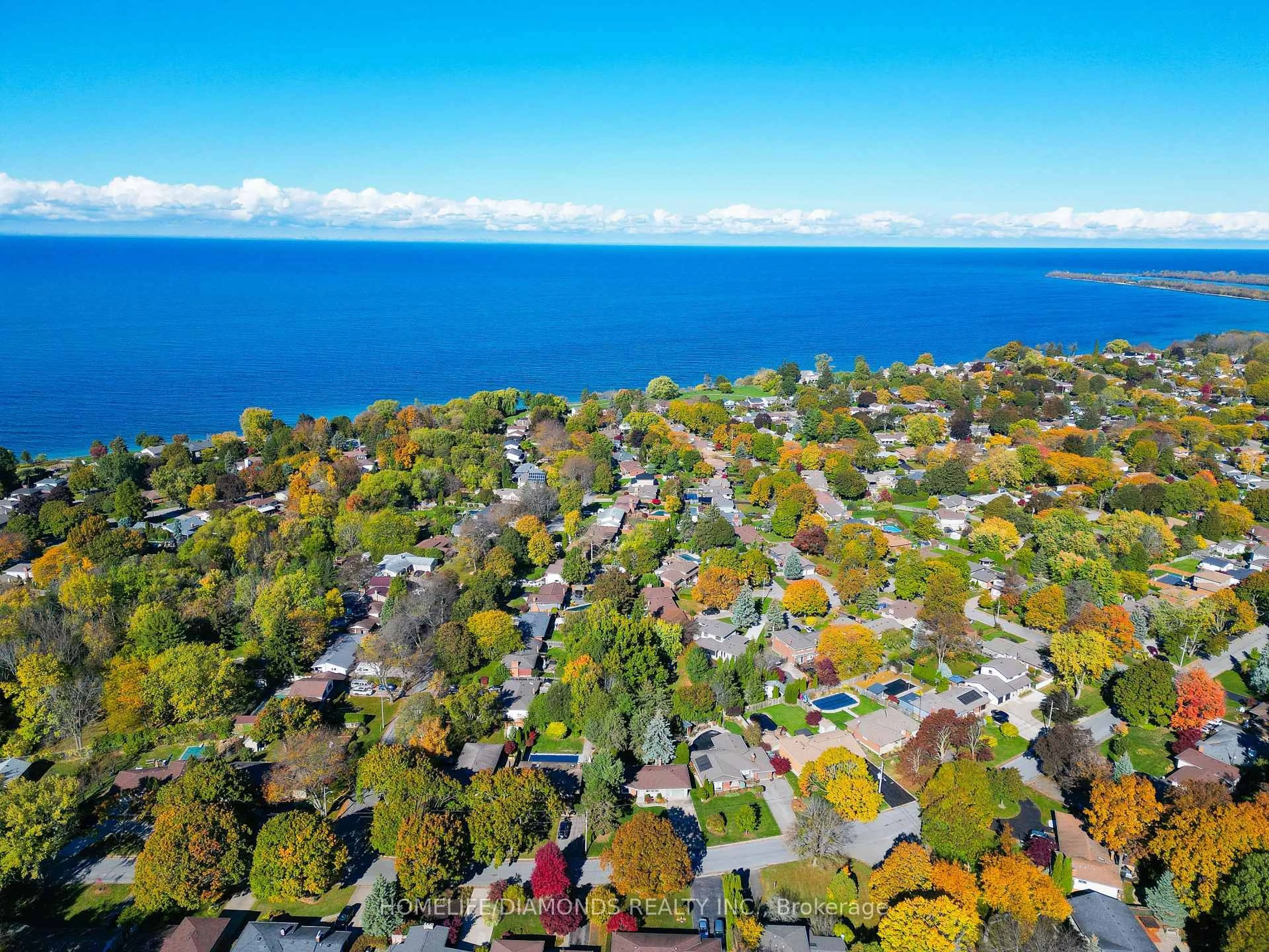 A pic from outside/outdoor area/front of a property/back of a property/a pic from drone, water/lake/river/ocean view for 17 Old Coach Rd, St. Catharines Ontario L2N 2P4