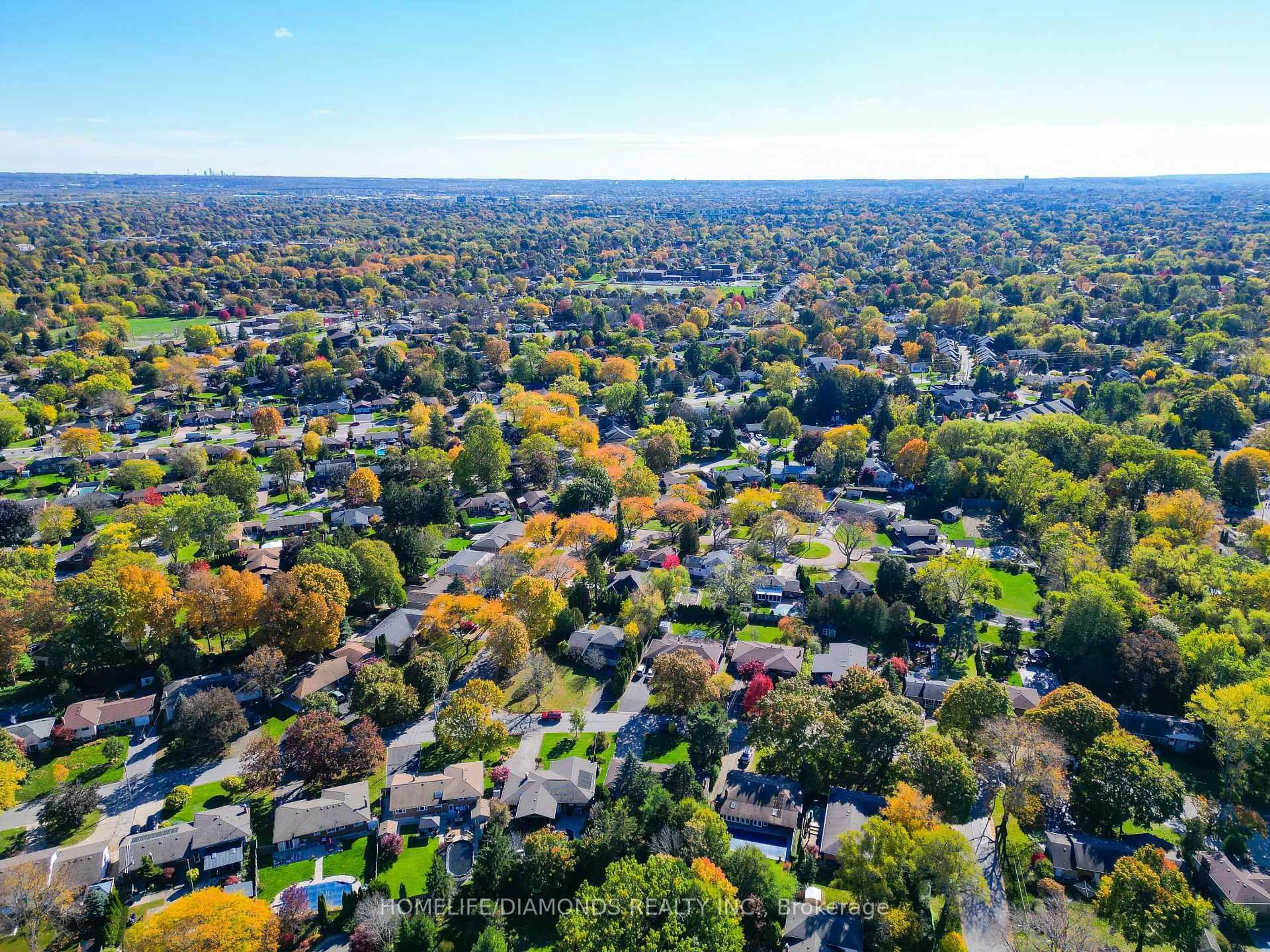 A pic from outside/outdoor area/front of a property/back of a property/a pic from drone, street for 17 Old Coach Rd, St. Catharines Ontario L2N 2P4