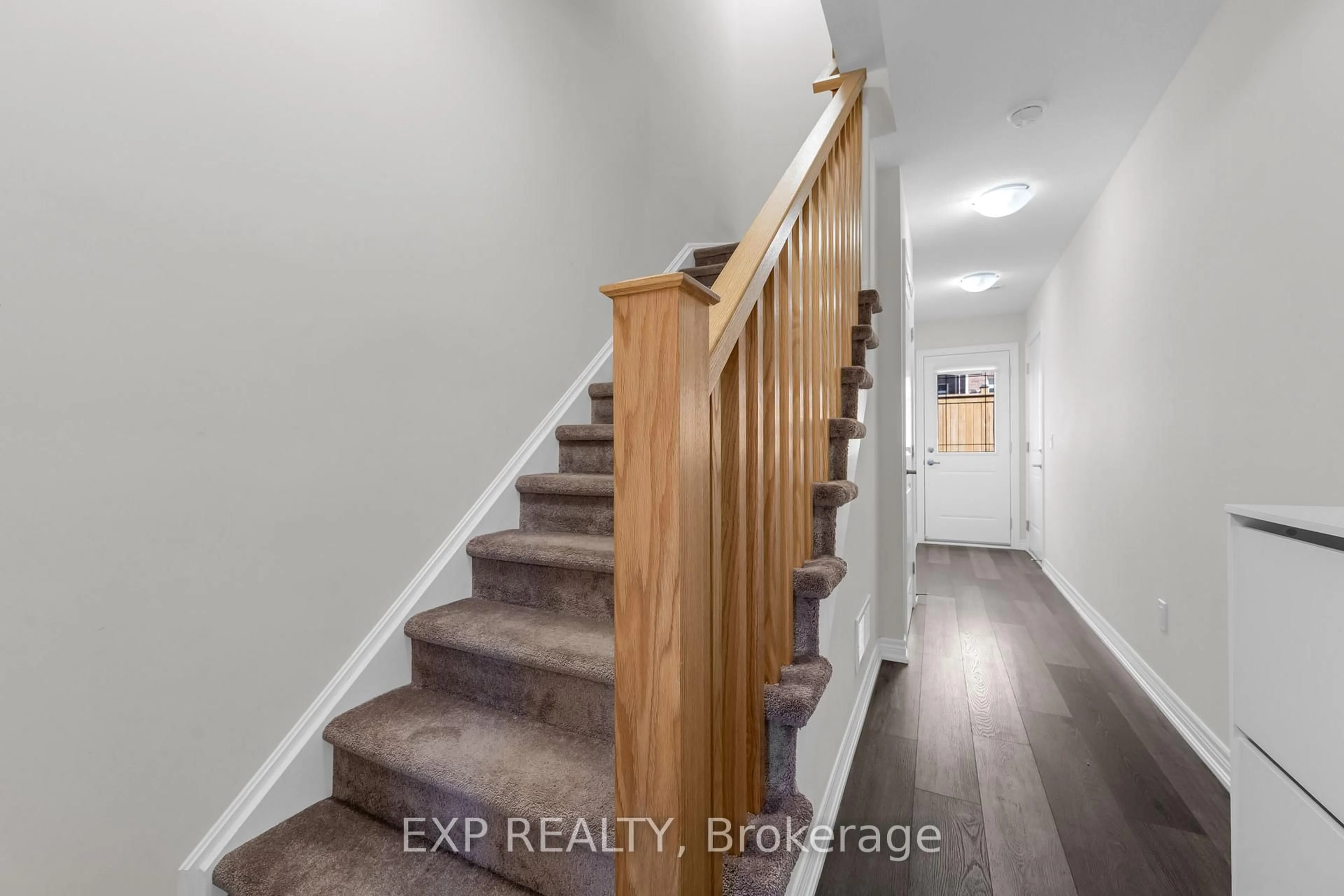 Indoor entryway for 19 Picardy Dr #15, Hamilton Ontario L8J 0M7