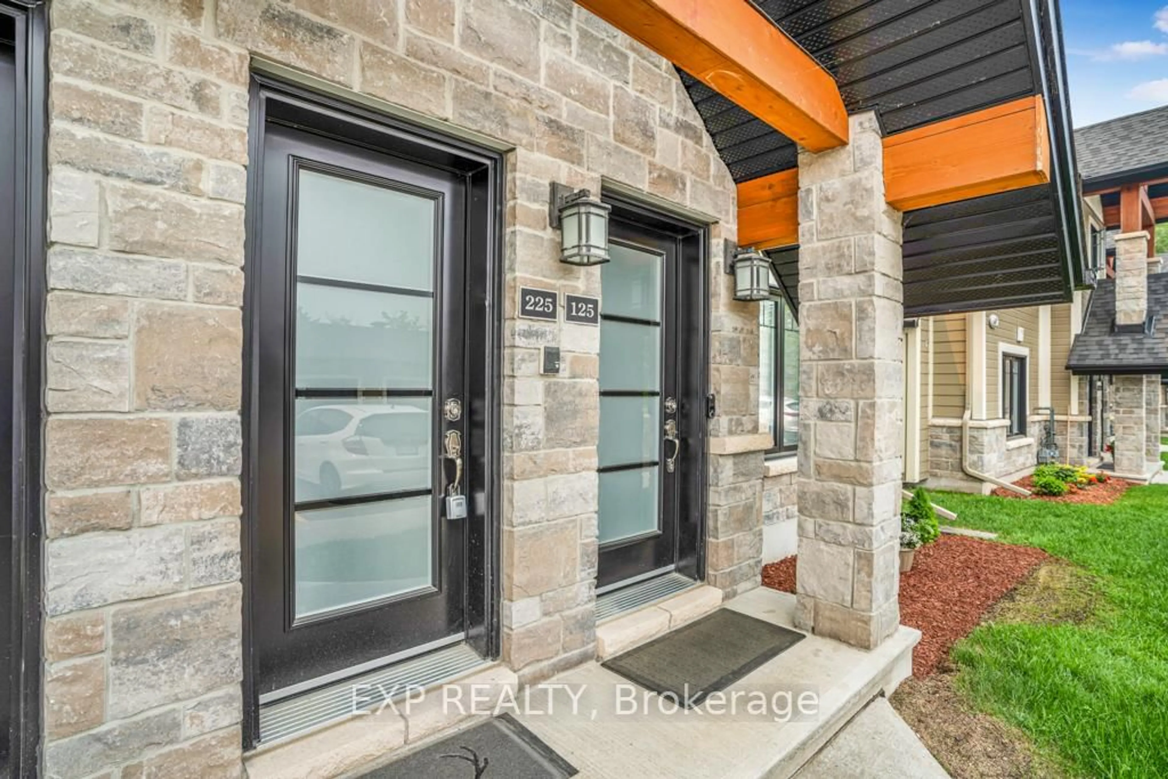 Indoor entryway for 292 Masters Lane #225, Clarence-Rockland Ontario K4K 0K5