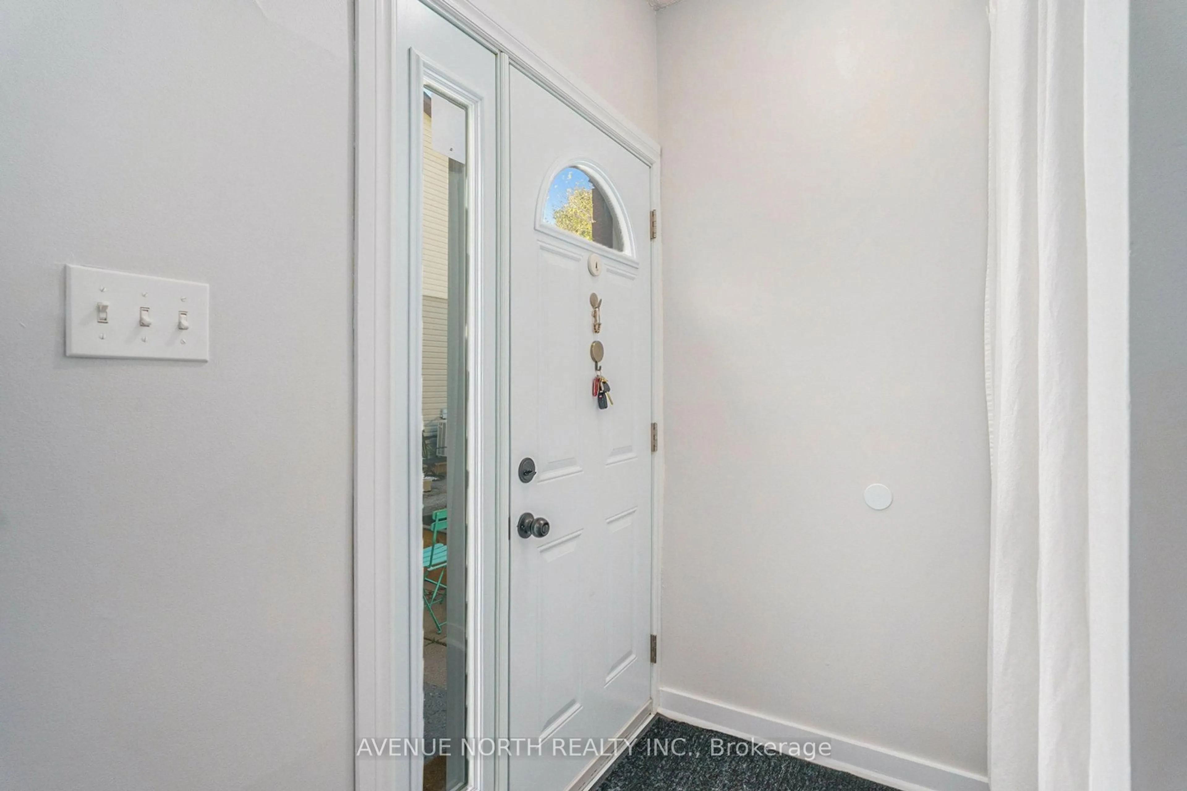 Indoor entryway for 15A Woodvale Green #104, Ottawa Ontario K2G 4H1