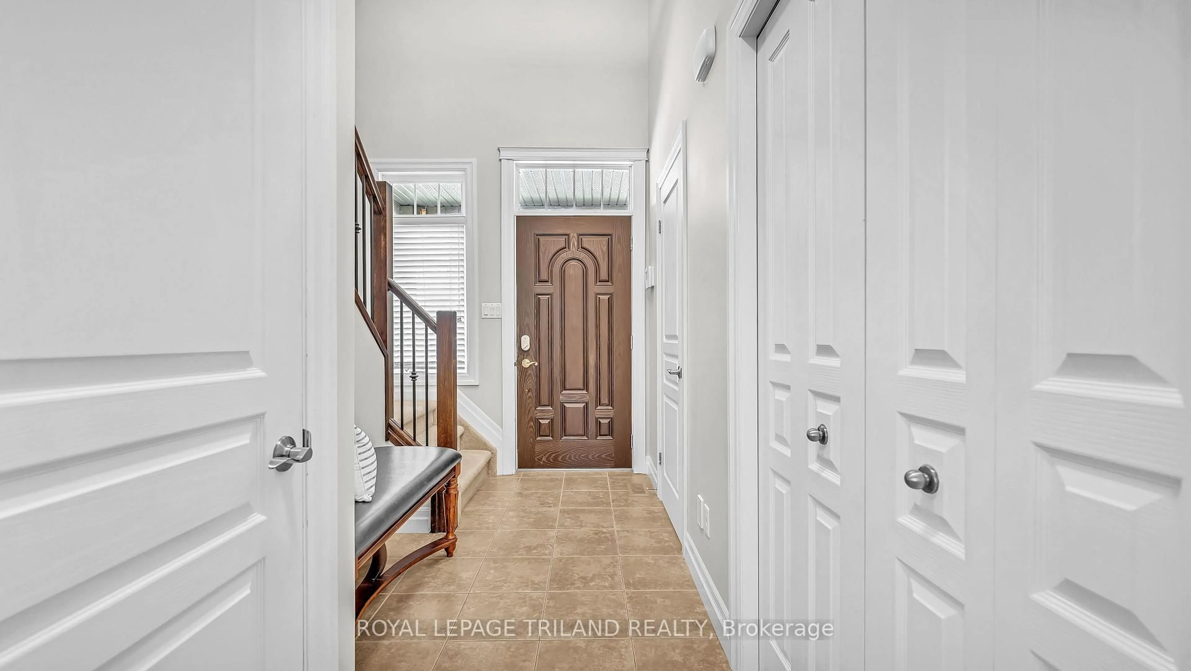 Indoor entryway for 1630 Shore Rd #40, London South Ontario N6K 5B9