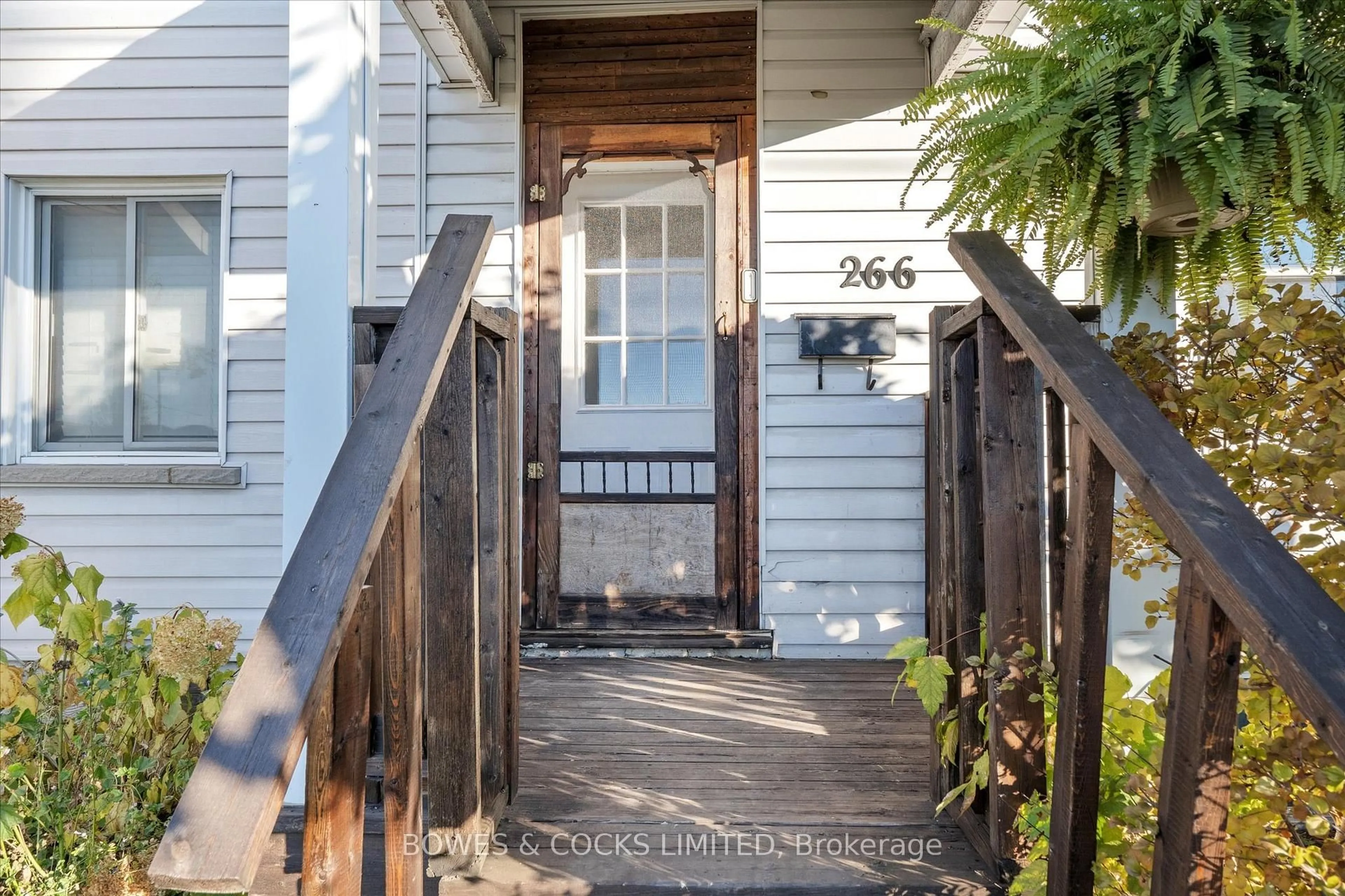 Indoor entryway for 266 Wolfe St, Peterborough Ontario K9J 2L3