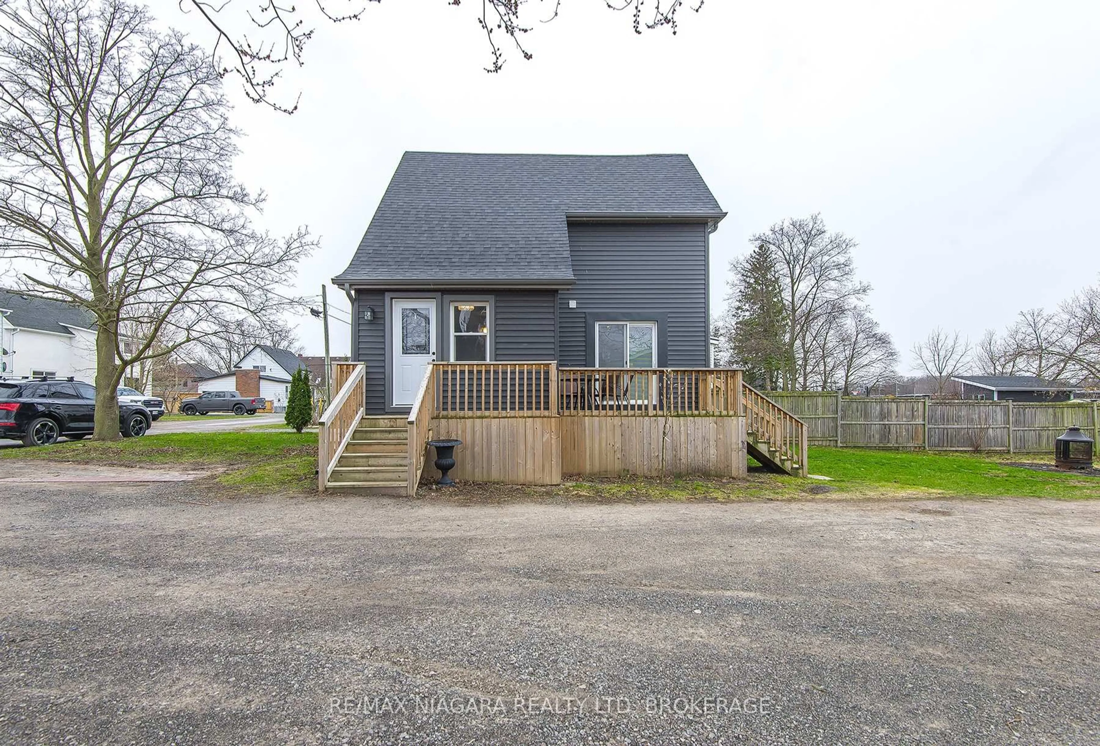 A pic from outside/outdoor area/front of a property/back of a property/a pic from drone, street for 92 HODGKINS Ave, Thorold Ontario L2V 1M1