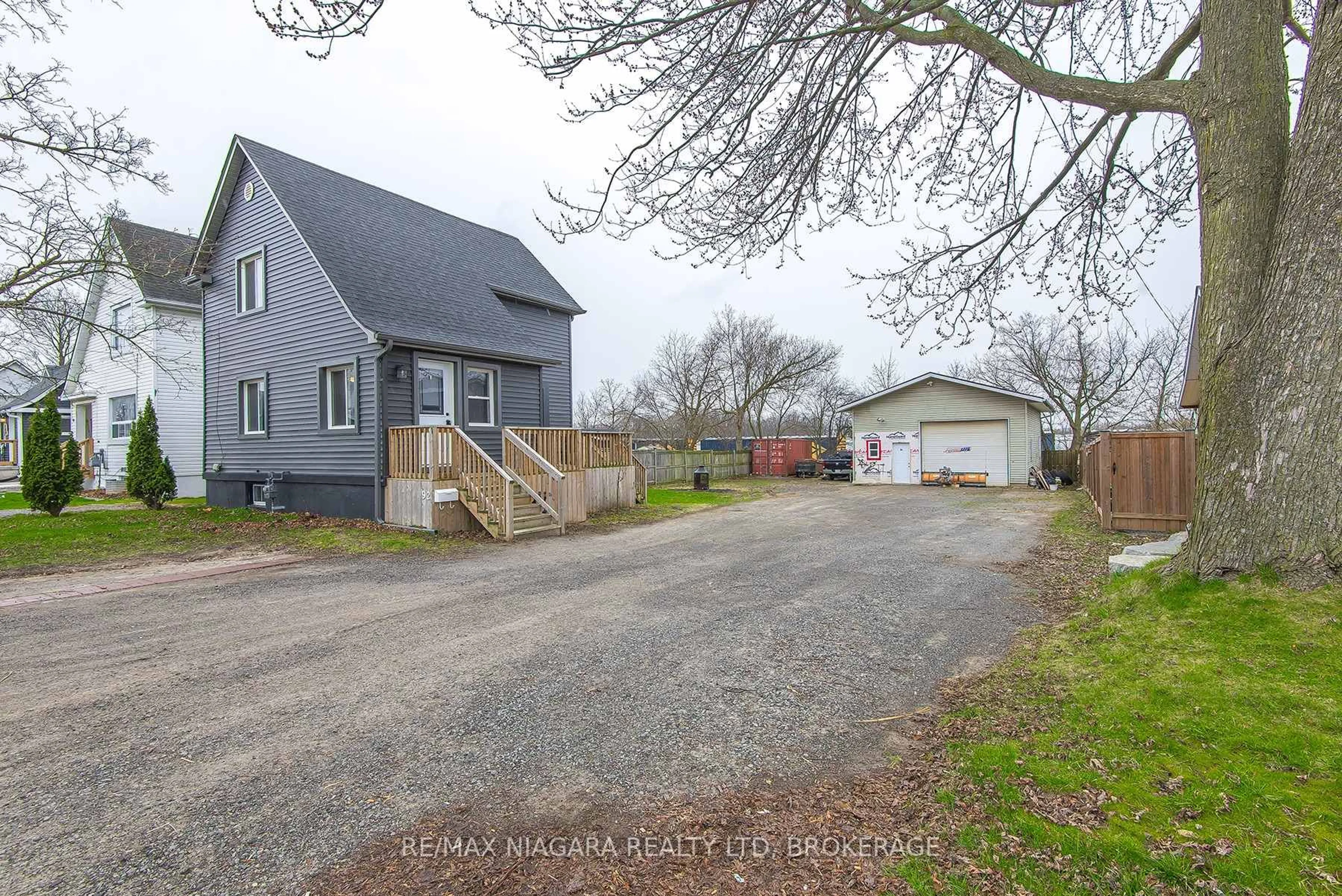 A pic from outside/outdoor area/front of a property/back of a property/a pic from drone, street for 92 HODGKINS Ave, Thorold Ontario L2V 1M1