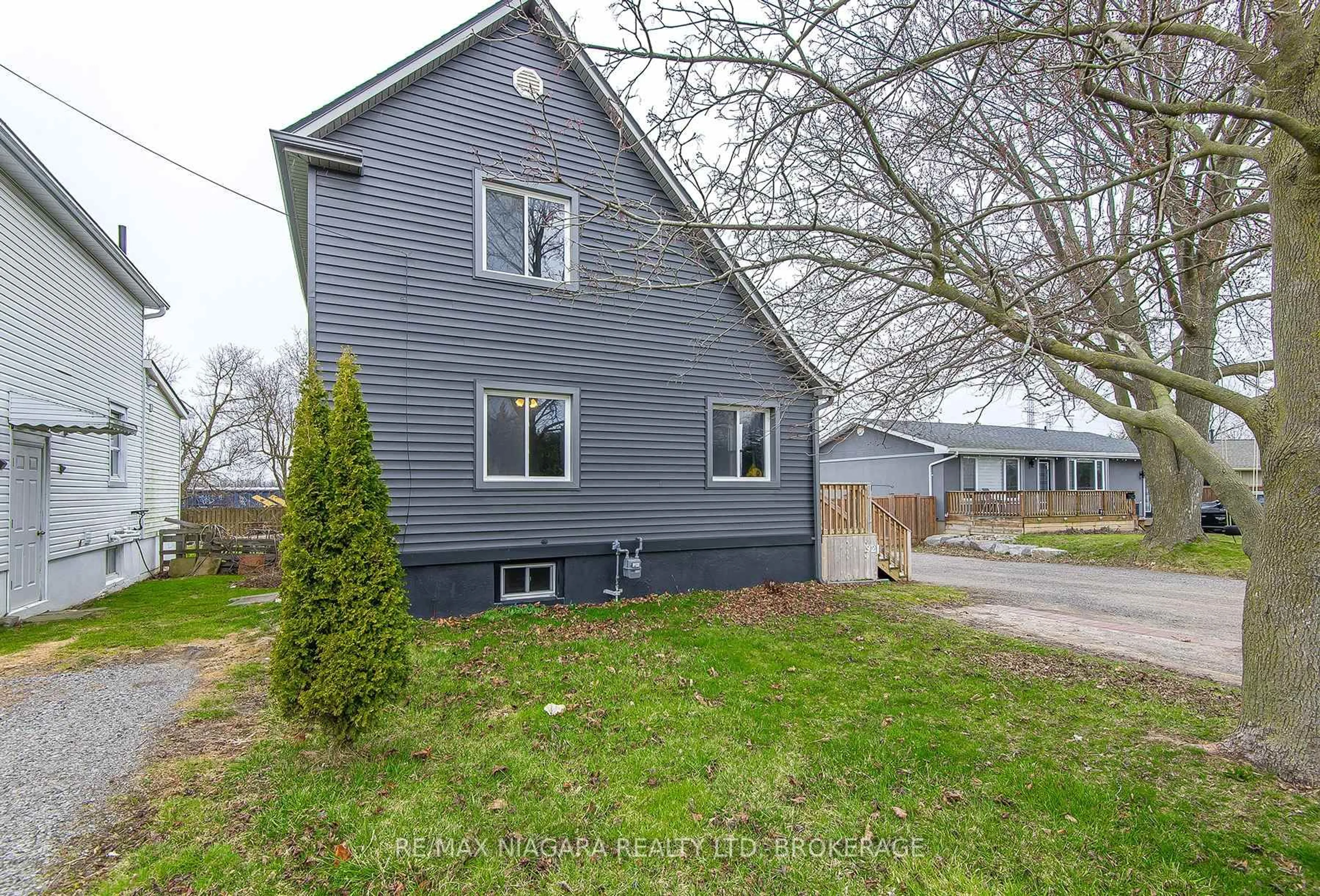 Home with vinyl exterior material, street for 92 HODGKINS Ave, Thorold Ontario L2V 1M1