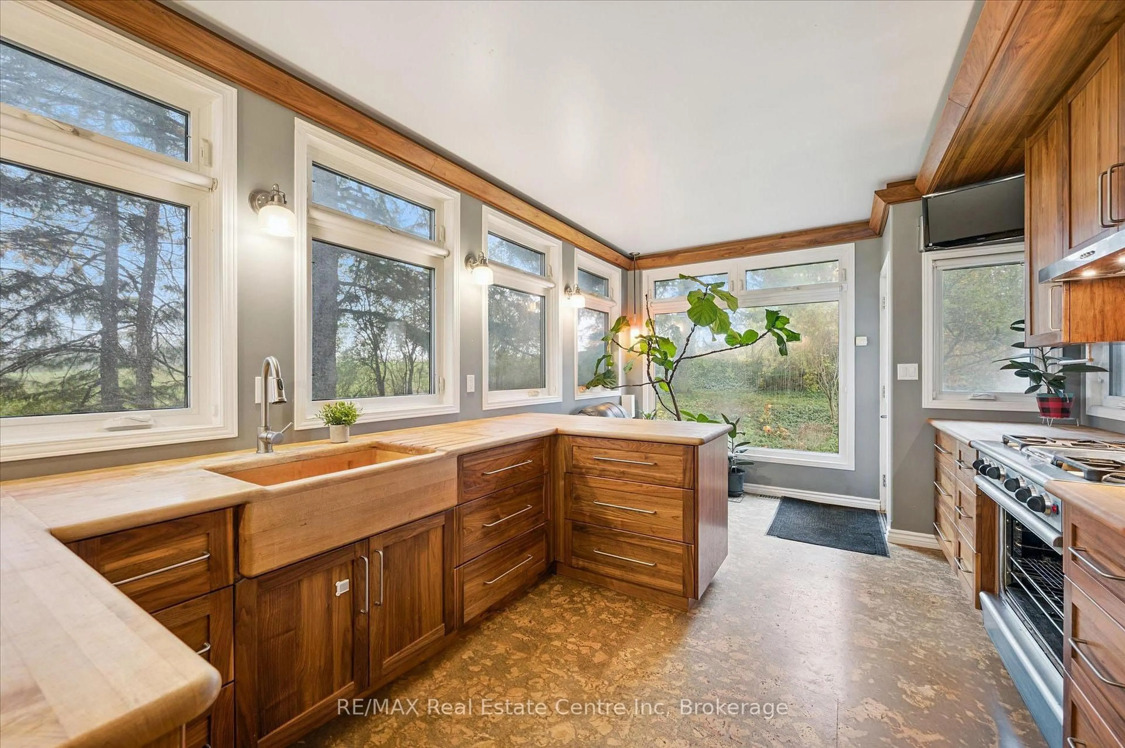 Contemporary bathroom, ceramic/tile floor for 500 WATSON Pkwy, Guelph Ontario N1L 0N9