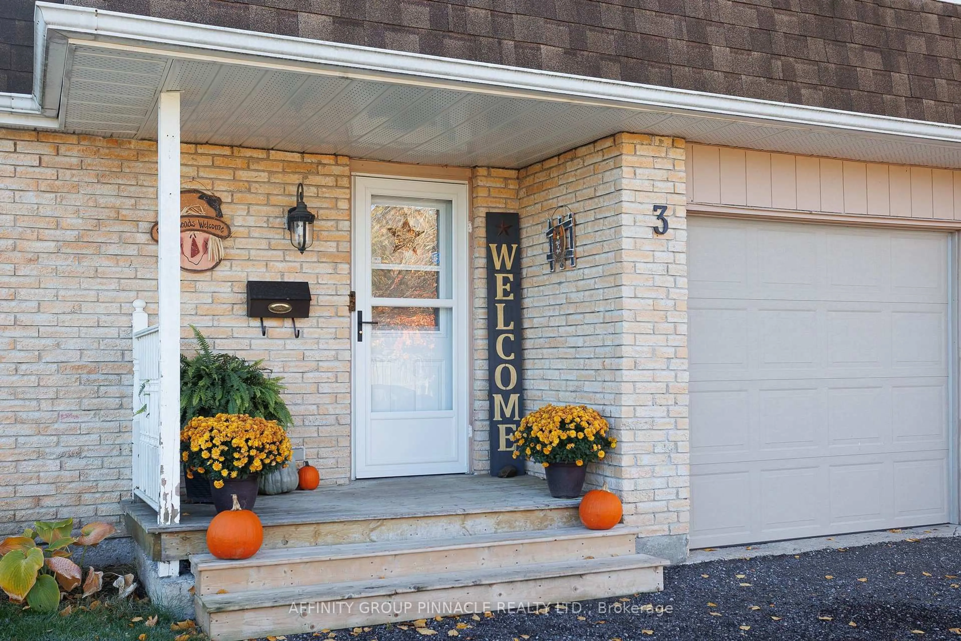 Indoor entryway for 3 Edwin St, Kawartha Lakes Ontario K9V 4X9