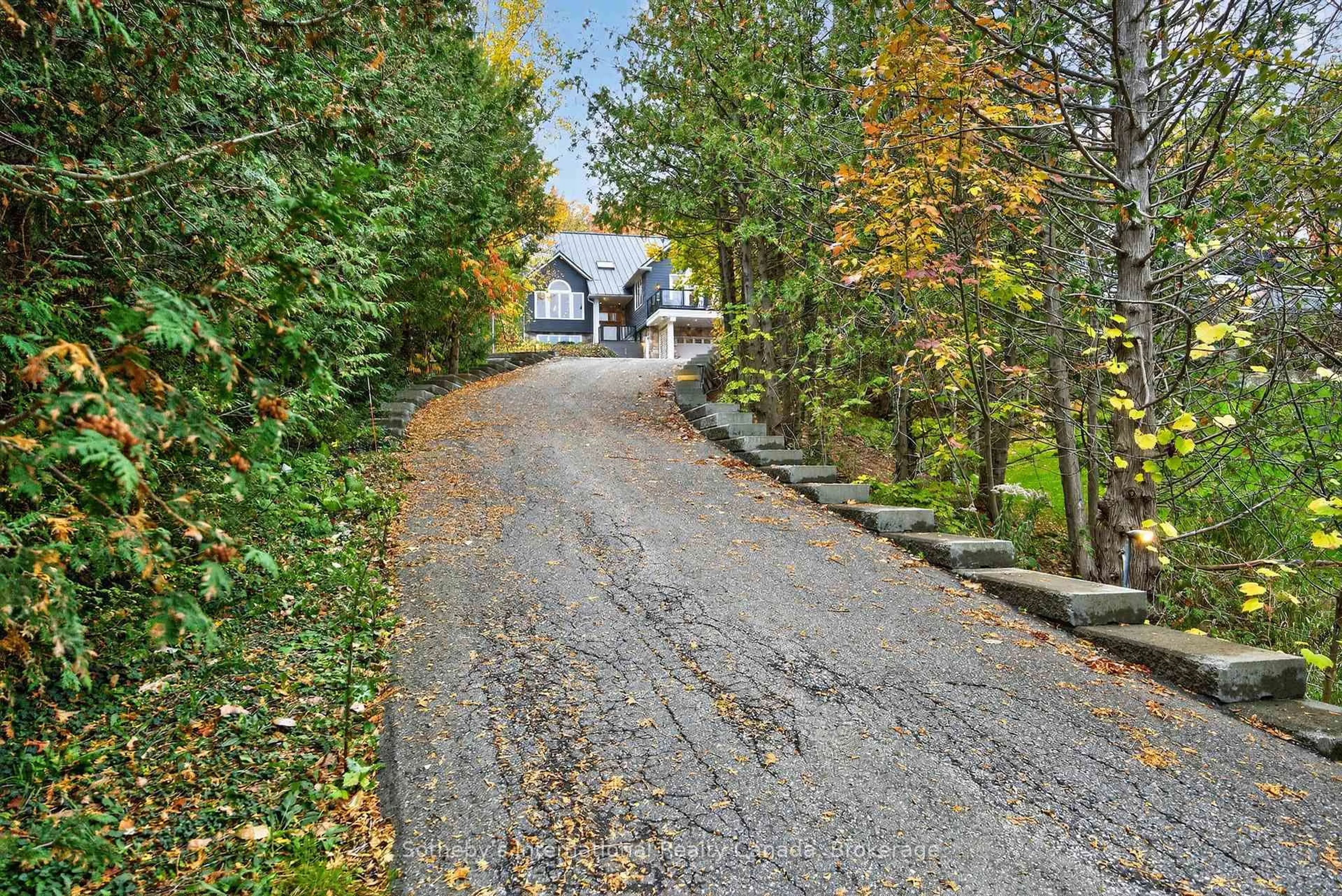 Patio, street for 112 Arrowhead Cres, Blue Mountains Ontario L9Y 0R9