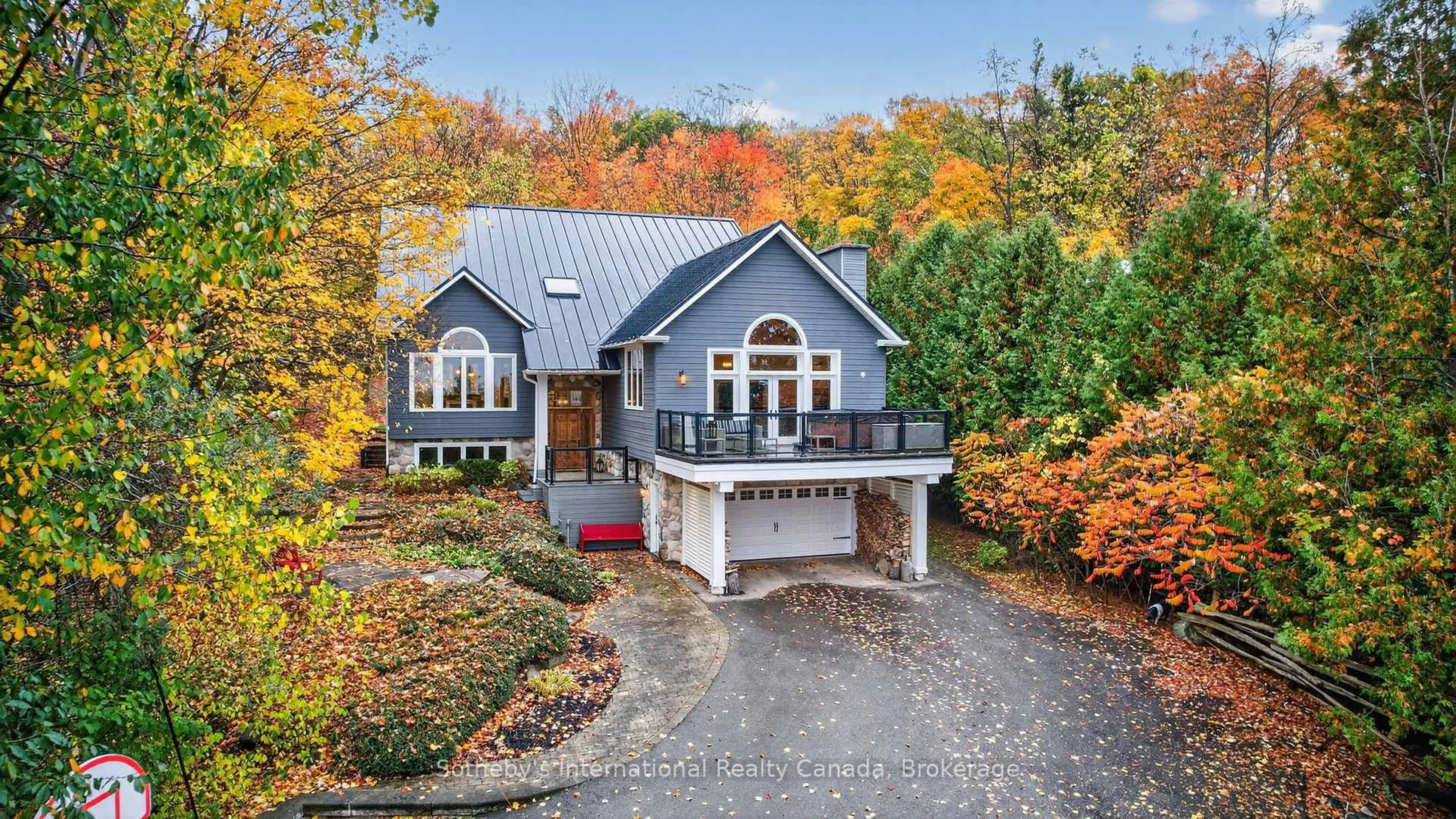 Home with vinyl exterior material, street for 112 Arrowhead Cres, Blue Mountains Ontario L9Y 0R9