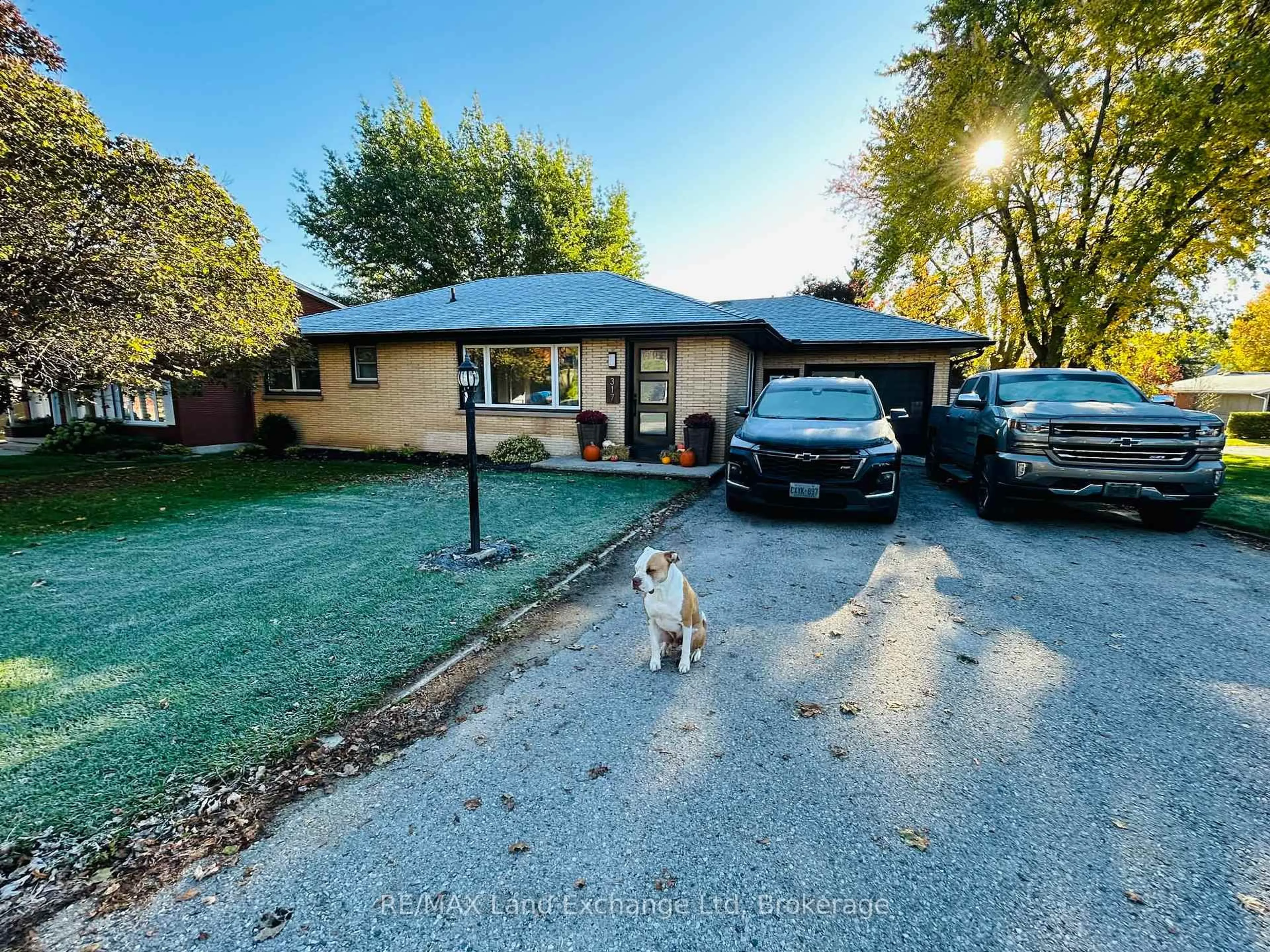 A pic from outside/outdoor area/front of a property/back of a property/a pic from drone, street for 317 Carling Terr, North Huron Ontario N0G 2W0