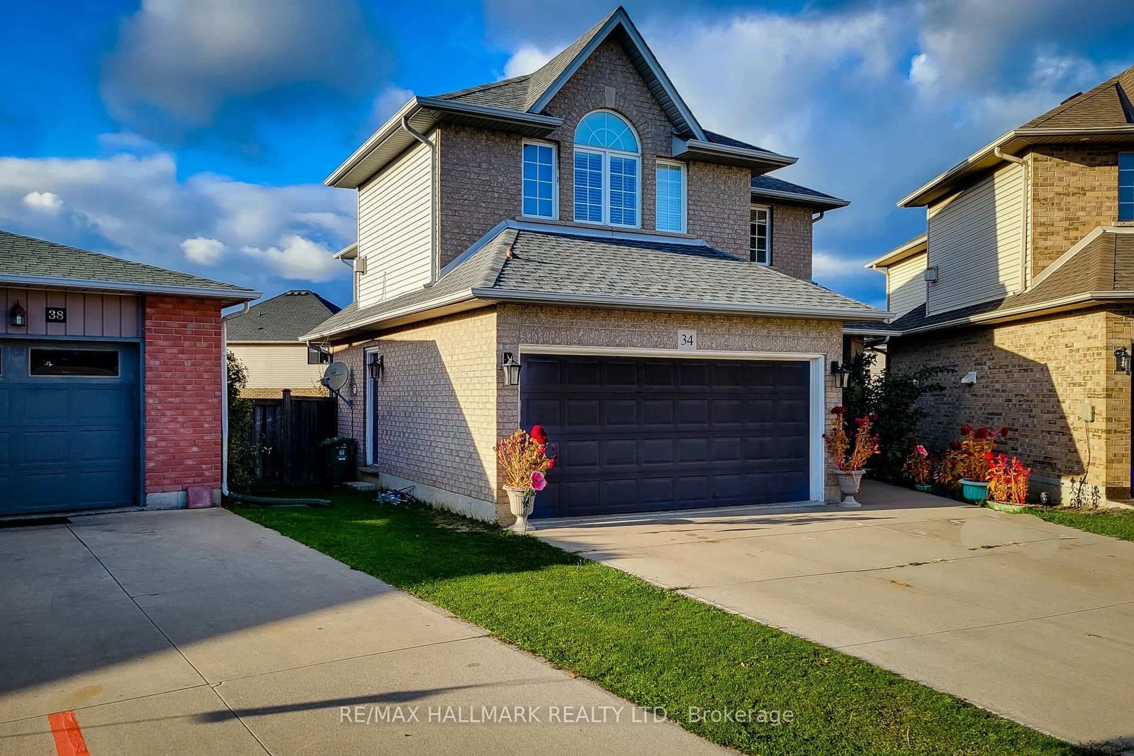 Home with vinyl exterior material, street for 34 Marilyn Crt, Hamilton Ontario L9B 2T5