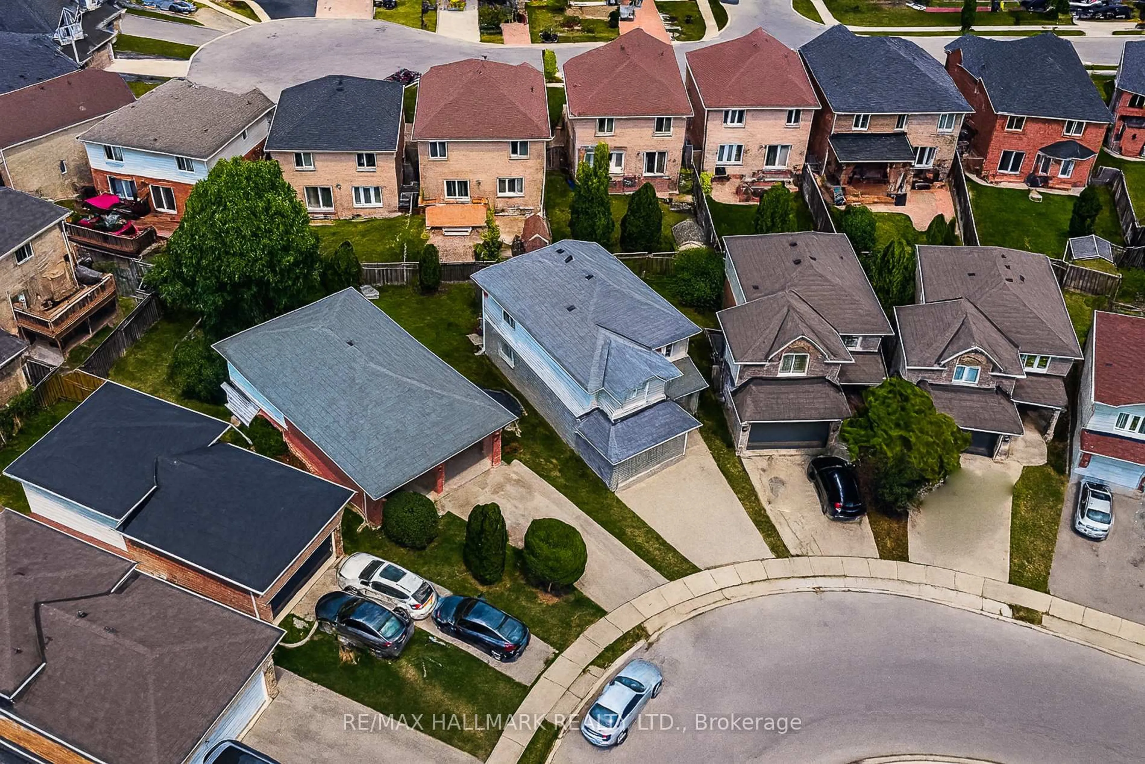 A pic from outside/outdoor area/front of a property/back of a property/a pic from drone, street for 34 Marilyn Crt, Hamilton Ontario L9B 2T5
