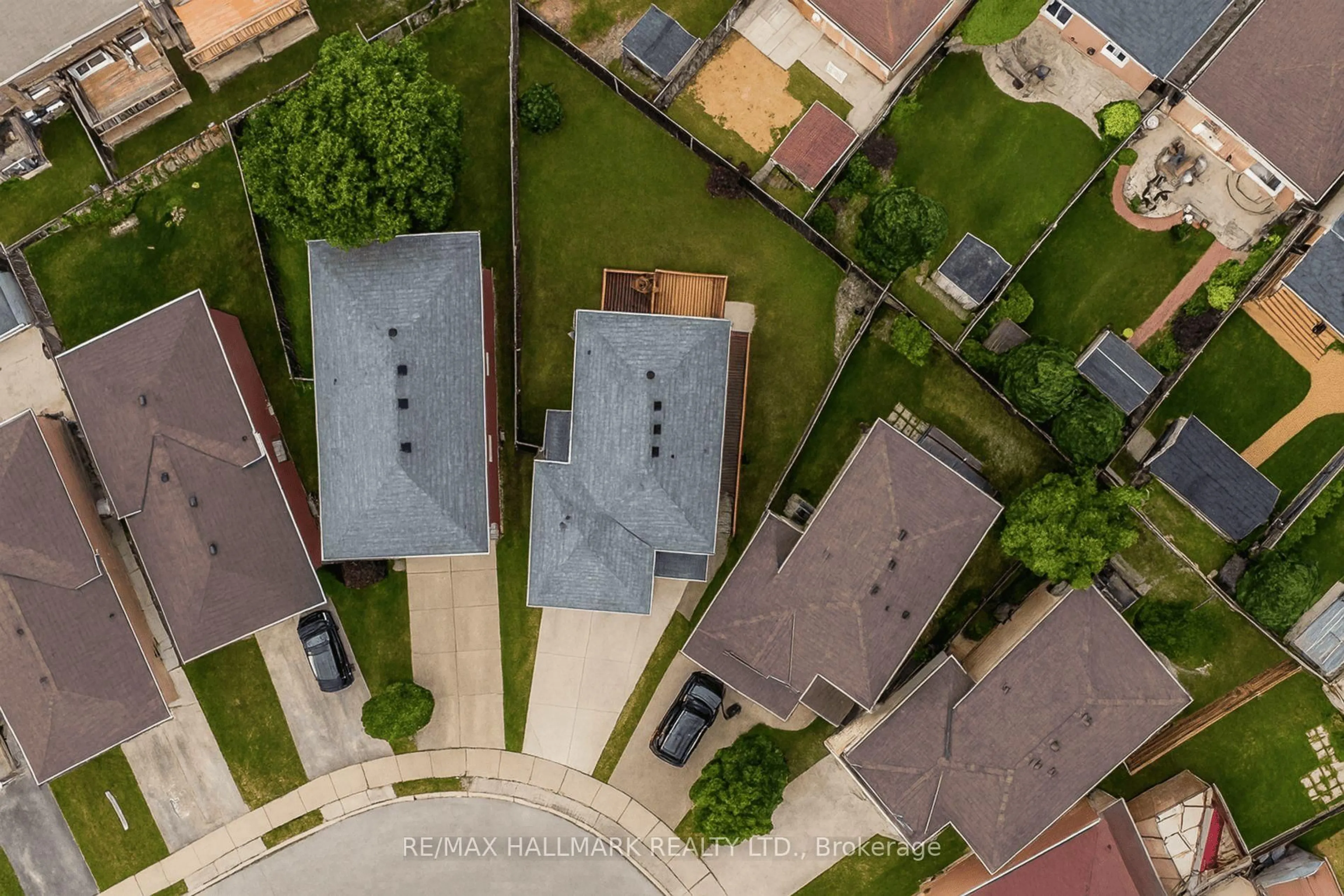 A pic from outside/outdoor area/front of a property/back of a property/a pic from drone, street for 34 Marilyn Crt, Hamilton Ontario L9B 2T5