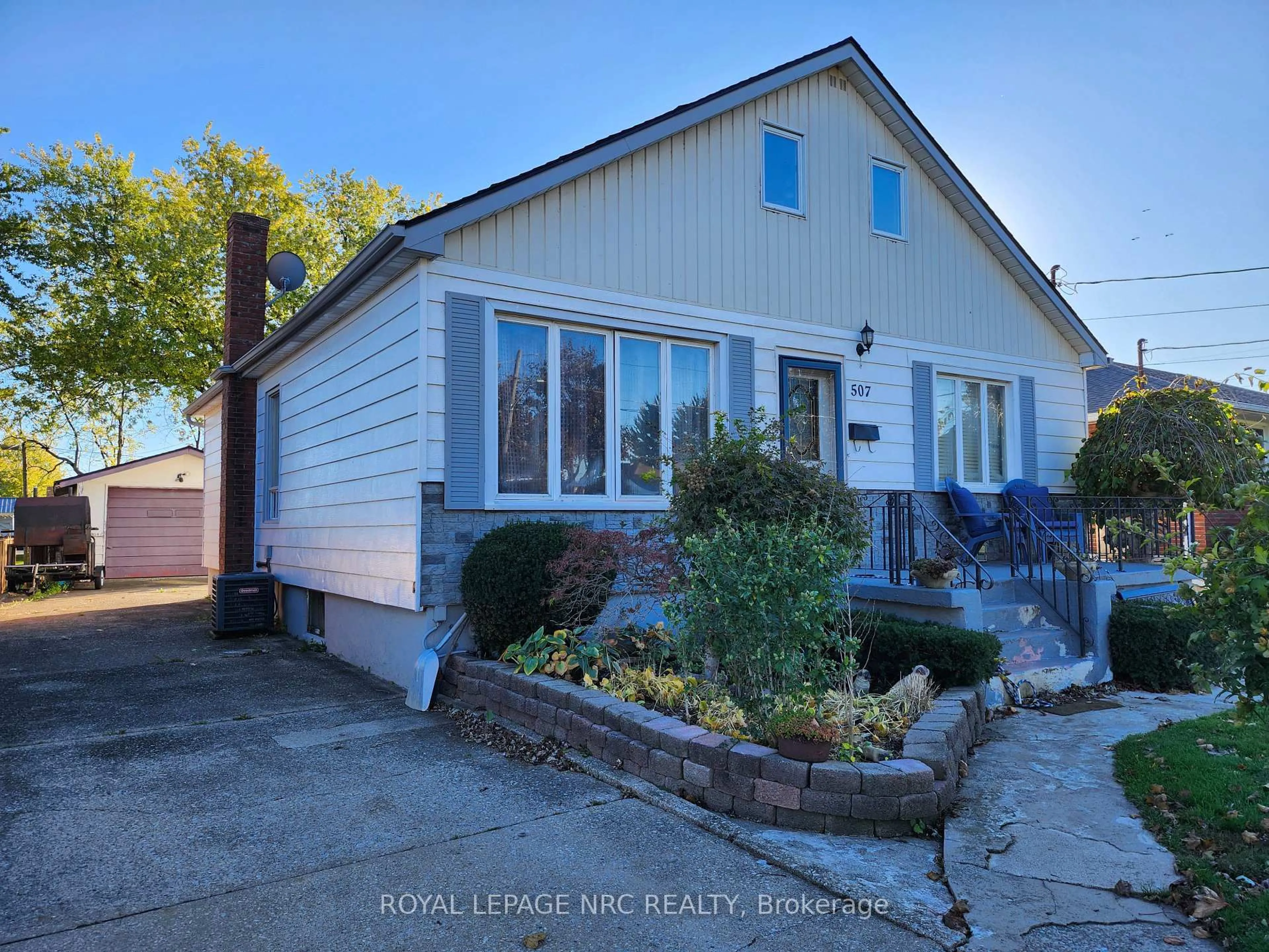 Home with vinyl exterior material, street for 507 Bell St, Port Colborne Ontario L3K 1K6