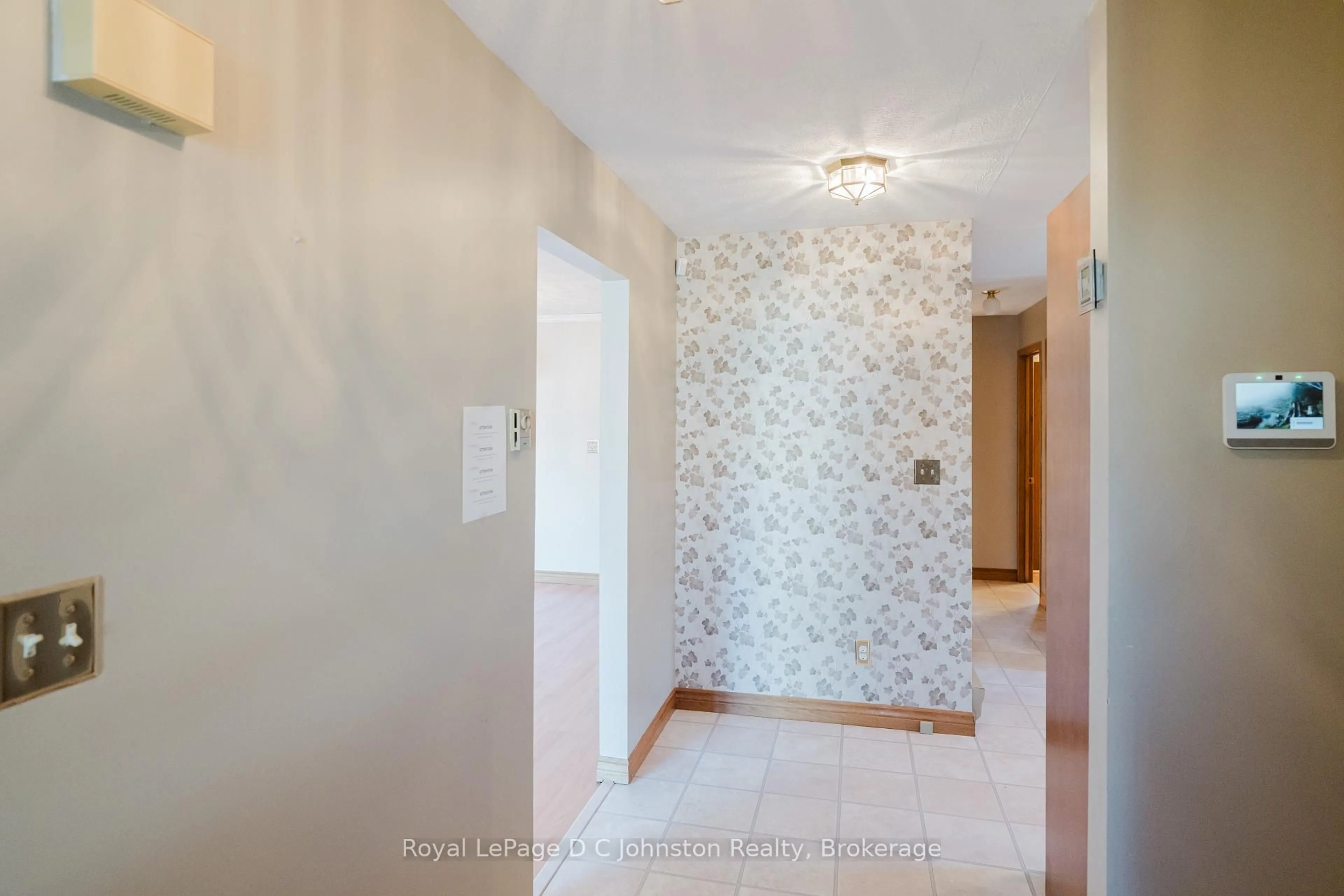 Indoor entryway for 665 7TH St, Owen Sound Ontario N4K 1J7