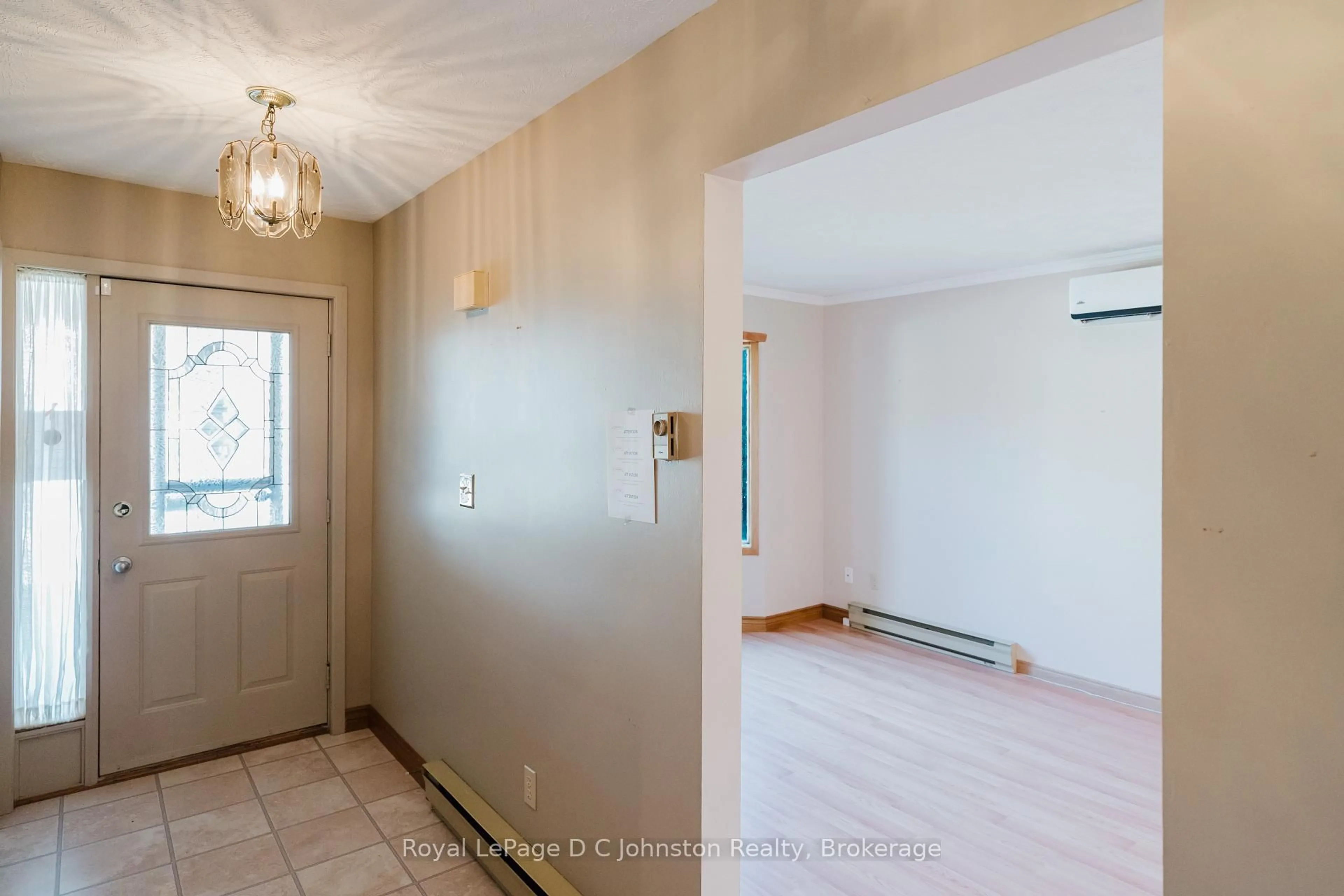 Indoor entryway for 665 7TH St, Owen Sound Ontario N4K 1J7