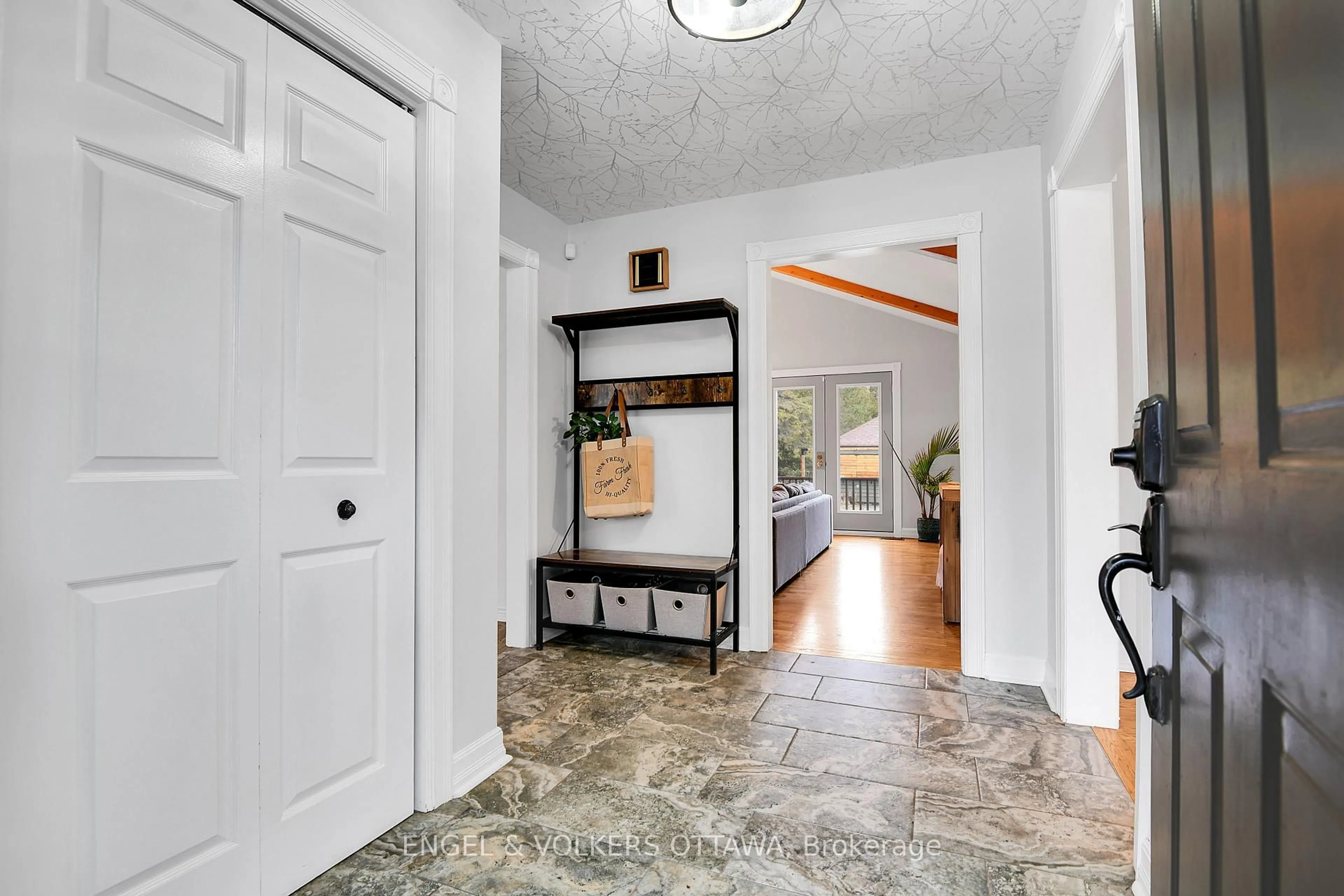 Indoor entryway for 102 Delaney Dr, Carp Ontario K0A 1L0