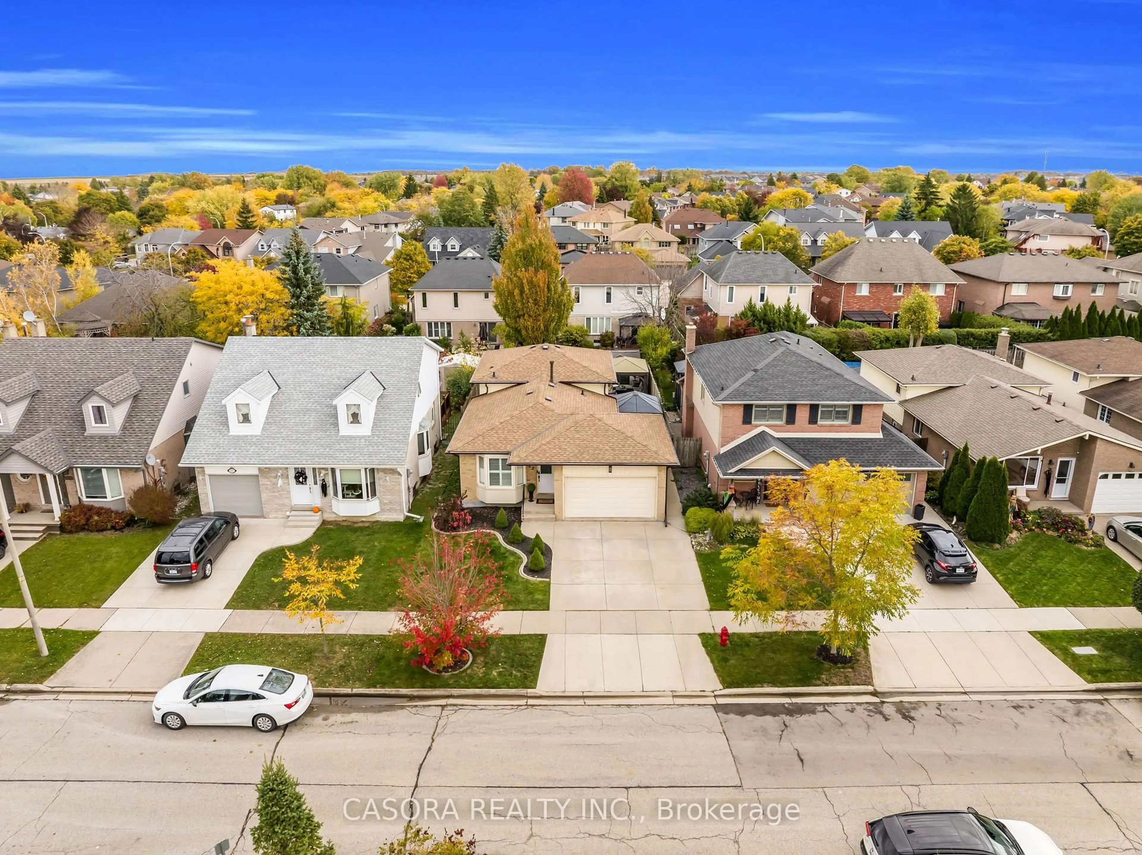 A pic from outside/outdoor area/front of a property/back of a property/a pic from drone, mountain view for 42 Sutton Crt, Hamilton Ontario L8J 2E2