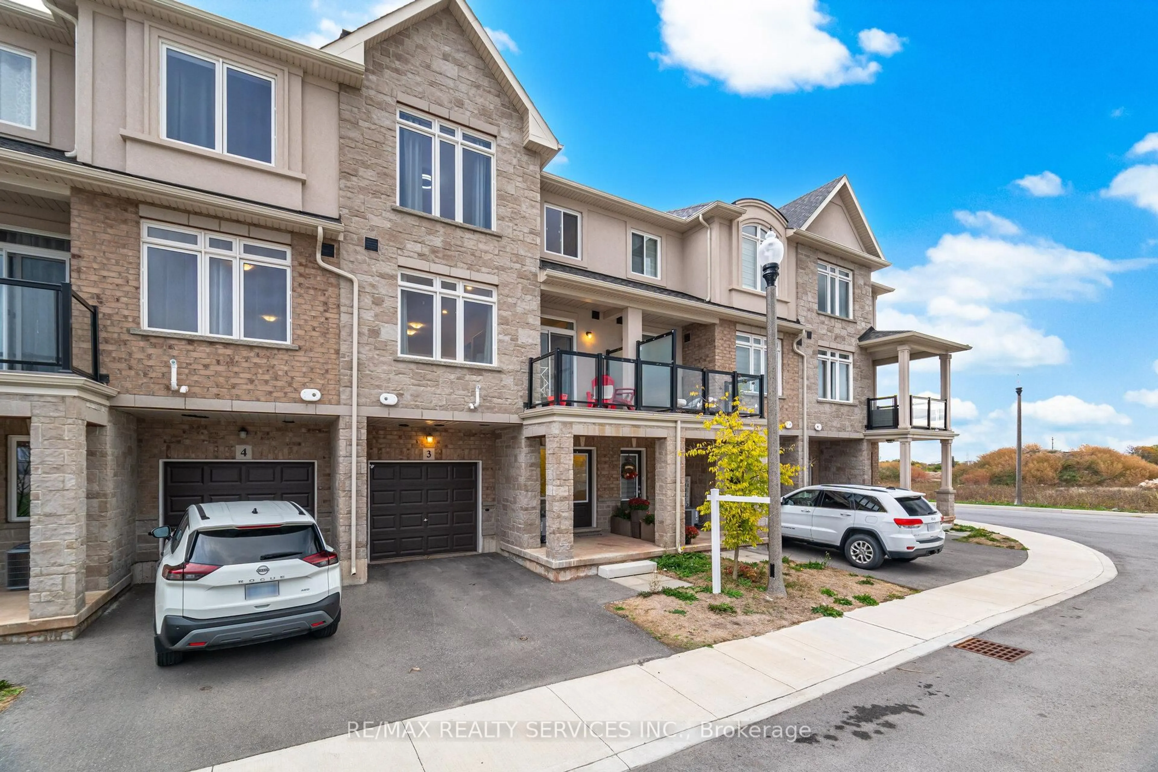 A pic from outside/outdoor area/front of a property/back of a property/a pic from drone, street for 40 Zinfandel Dr #3, Hamilton Ontario L8E 0L1