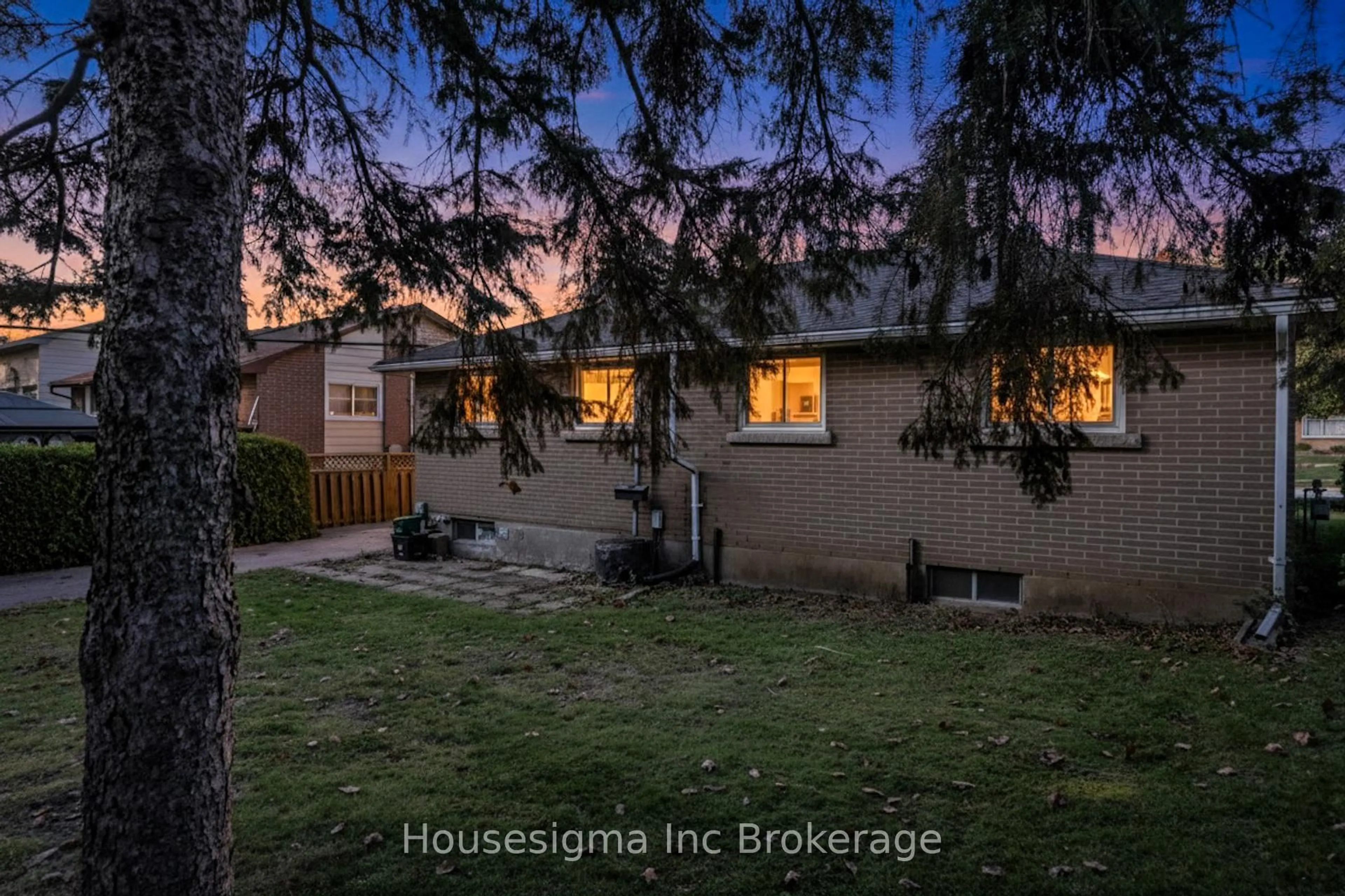 A pic from outside/outdoor area/front of a property/back of a property/a pic from drone, street for 968 Sloane St, Woodstock Ontario N4S 5E1