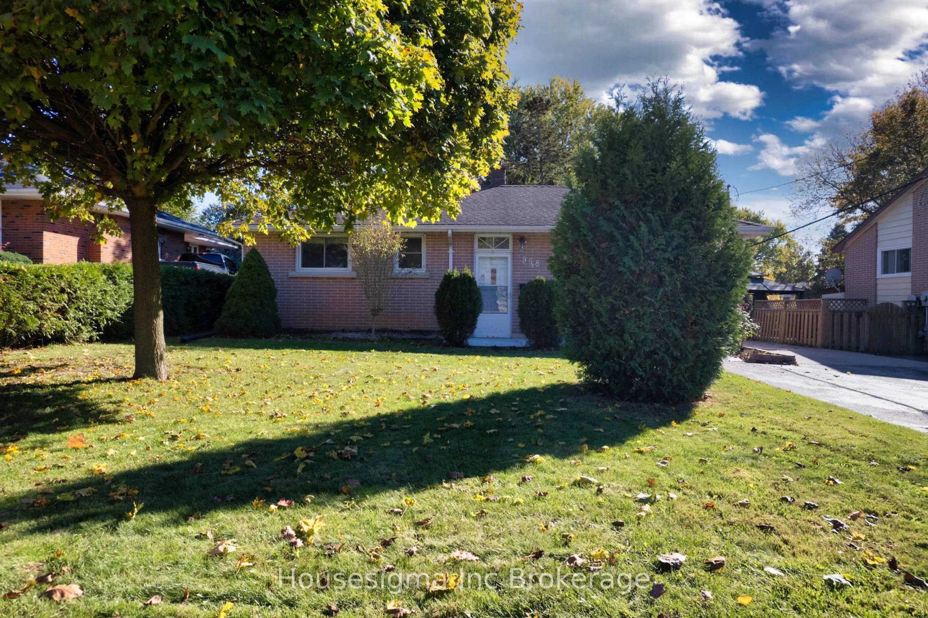 A pic from outside/outdoor area/front of a property/back of a property/a pic from drone, street for 968 Sloane St, Woodstock Ontario N4S 5E1