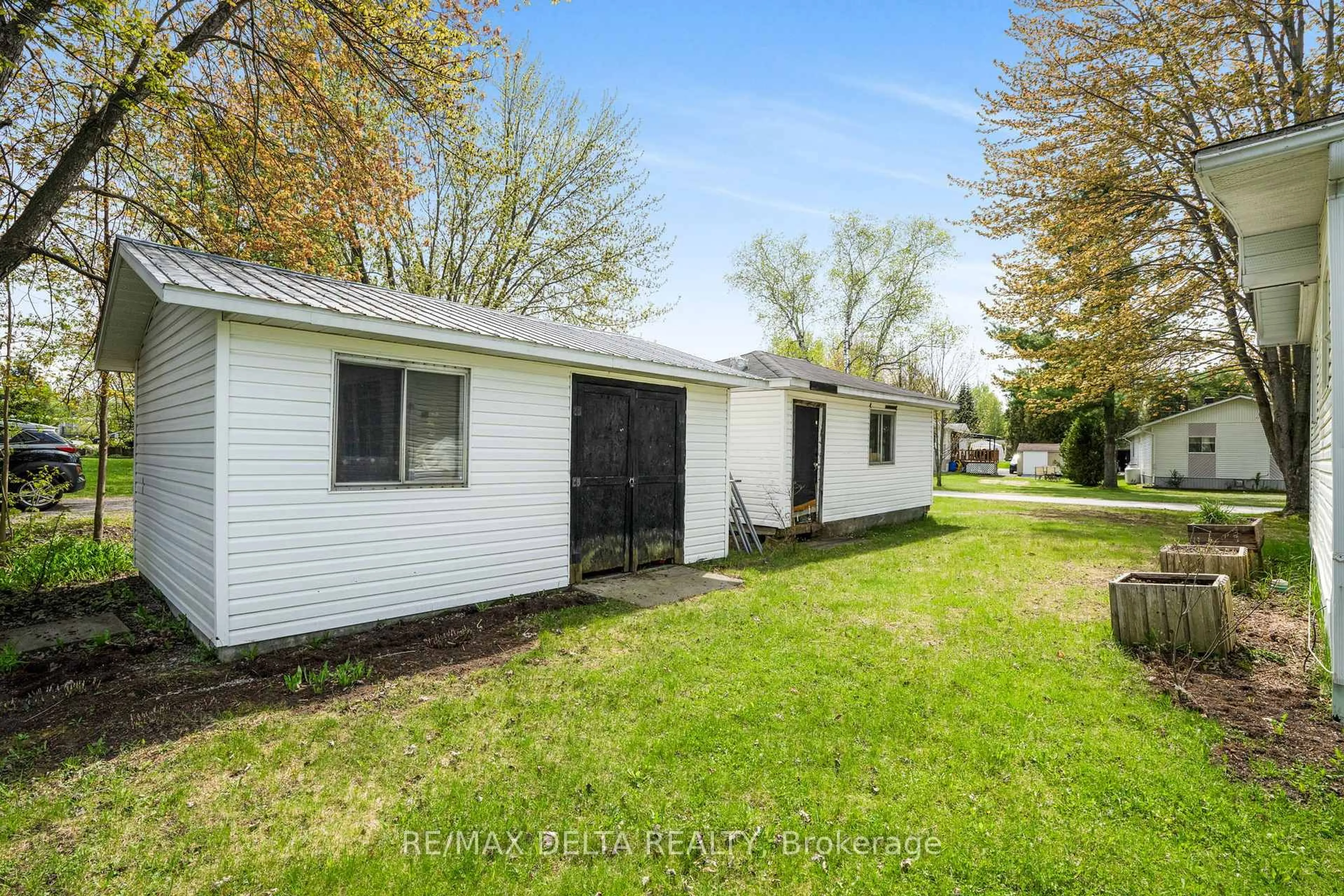 A pic from outside/outdoor area/front of a property/back of a property/a pic from drone, street for 8250 County road 17 Rd #417, Clarence-Rockland Ontario K4K 1K7