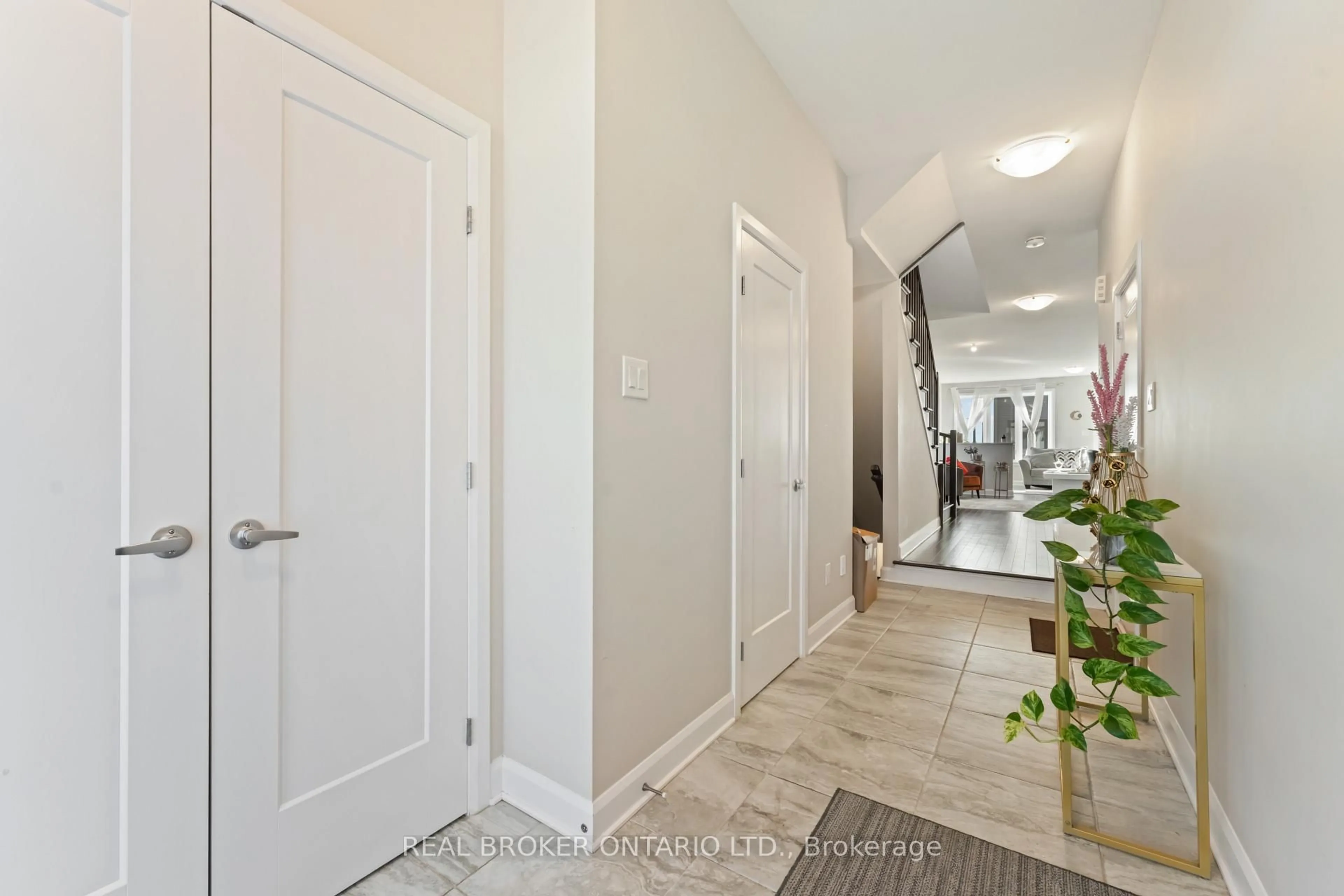 Indoor entryway for 675 Taliesin Cres, Ottawa Ontario K2S 2W5