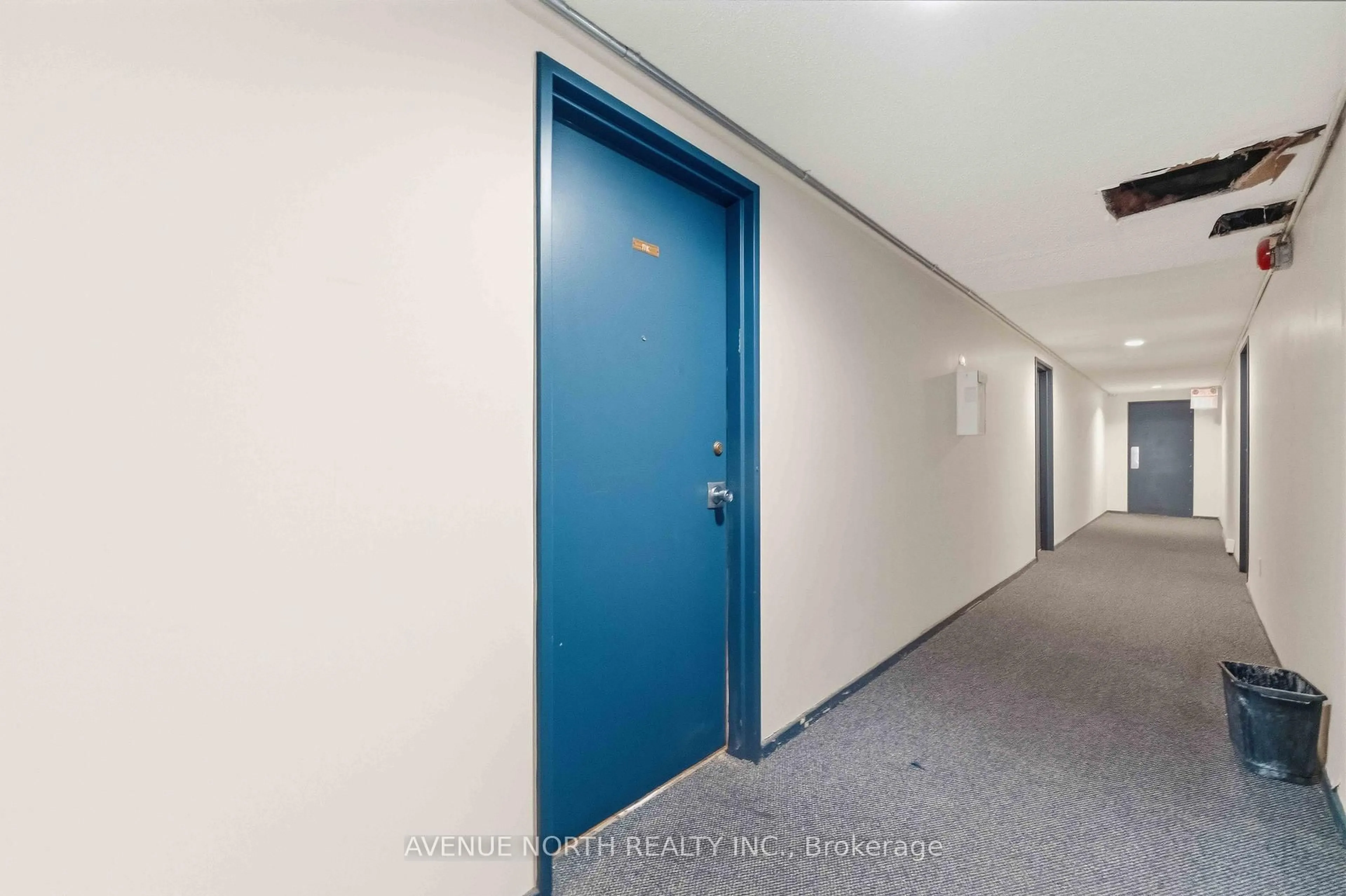 Indoor foyer for 2080 Ogilvie Rd #11K, Ottawa Ontario K1J 7N8