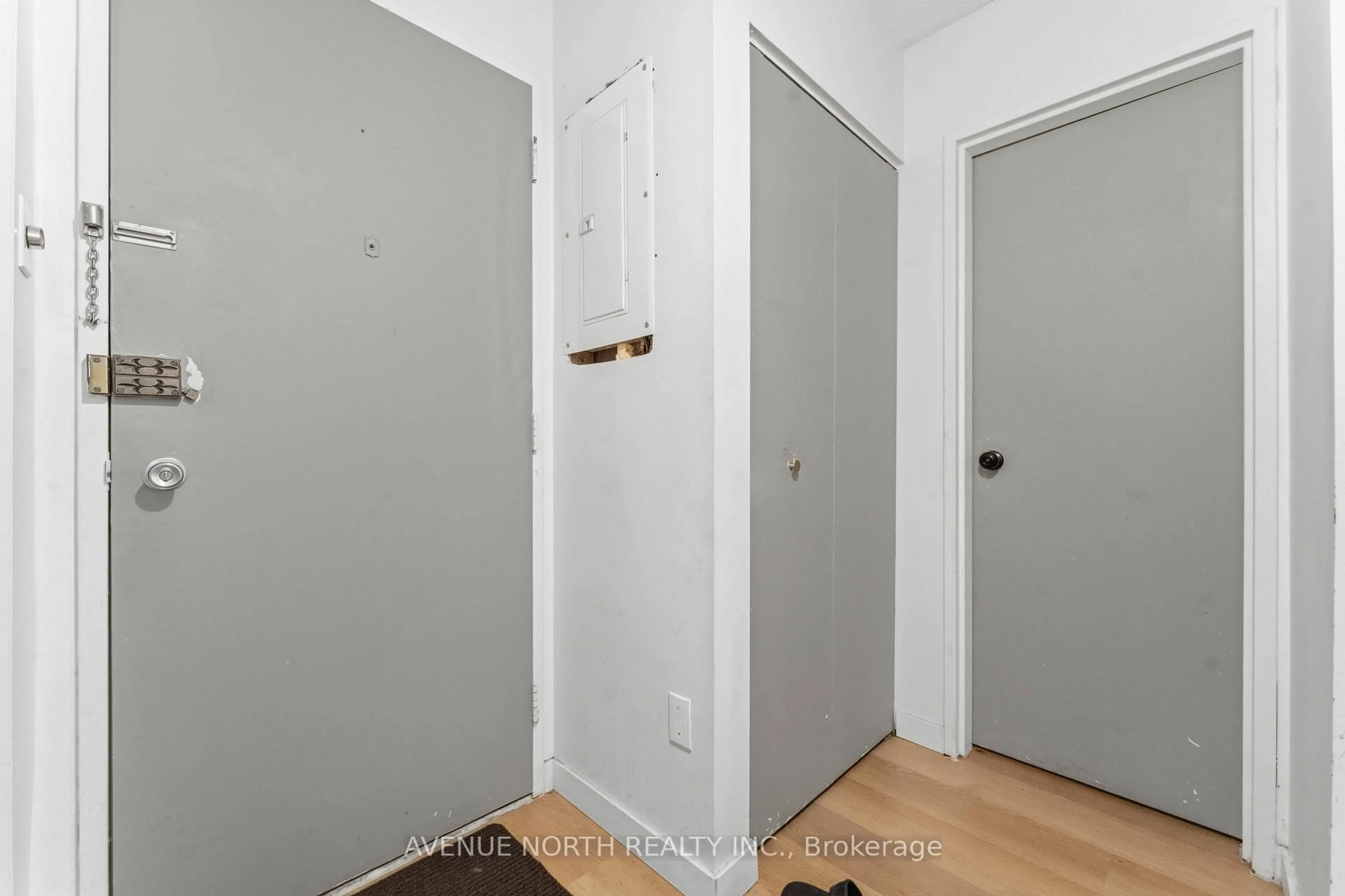 Indoor entryway for 2080 Ogilvie Rd #11K, Ottawa Ontario K1J 7N8