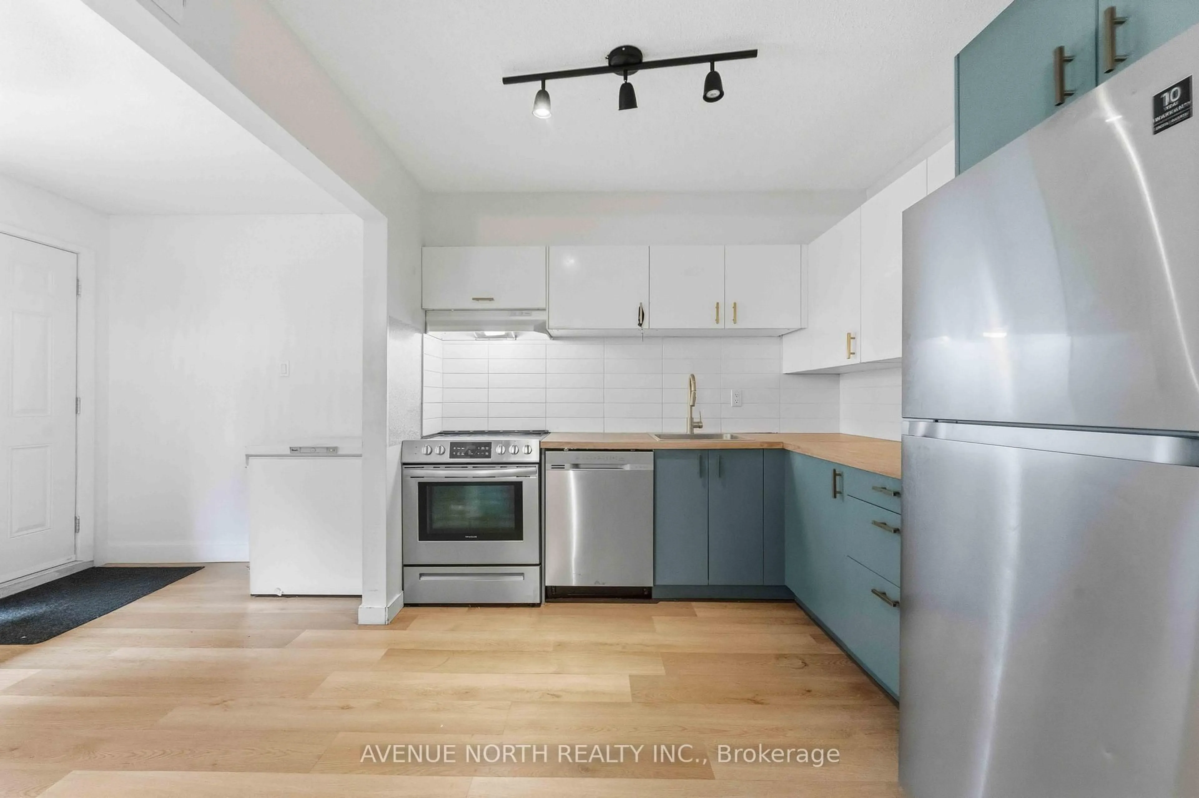 Standard kitchen, wood/laminate floor for 2080 Ogilvie Rd #11K, Ottawa Ontario K1J 7N8