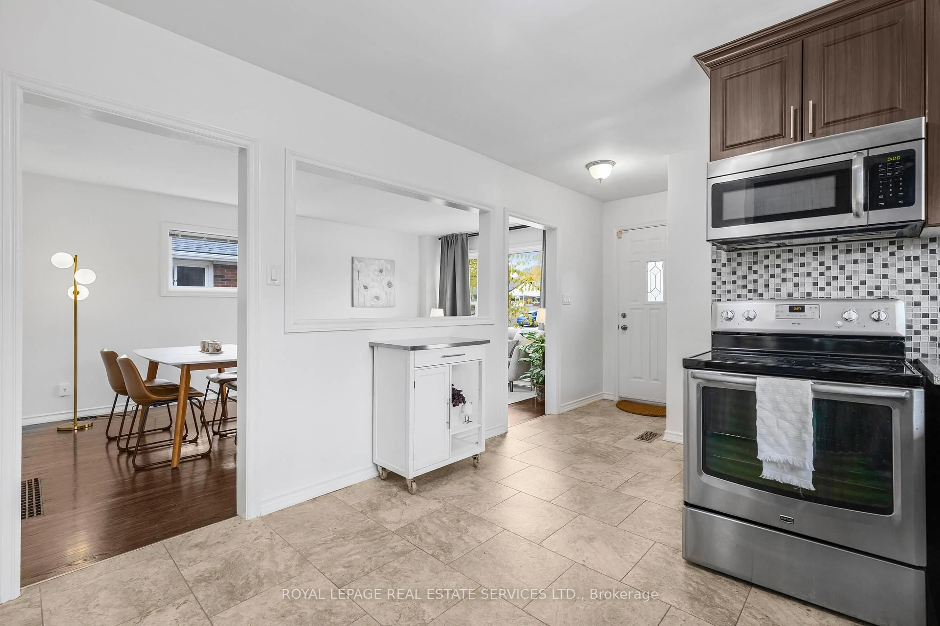 Open concept kitchen, ceramic/tile floor for 559 East 27th St, Hamilton Ontario L8V 3H4