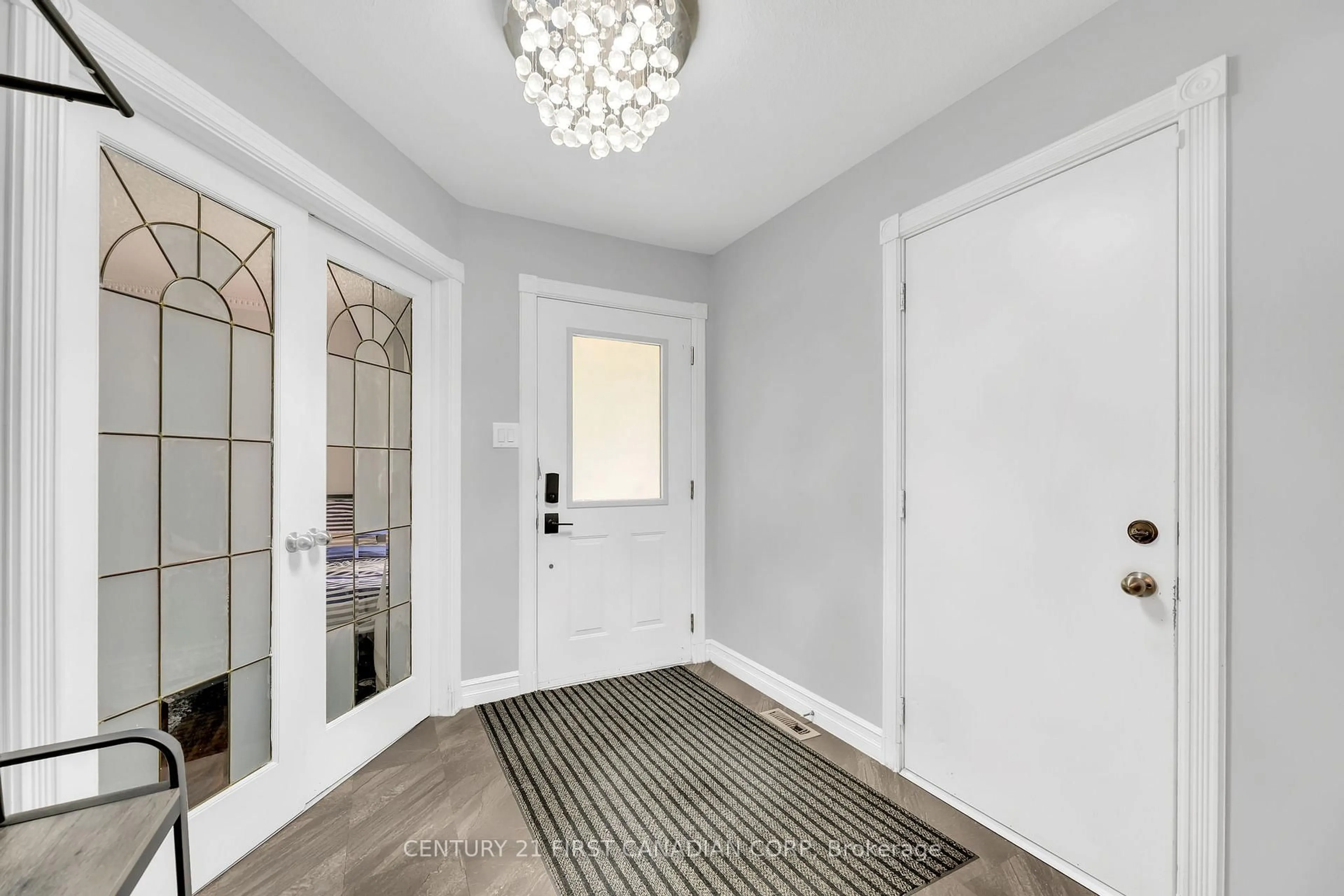 Indoor entryway for 777 Guildwood Blvd, London North Ontario N6H 5G2