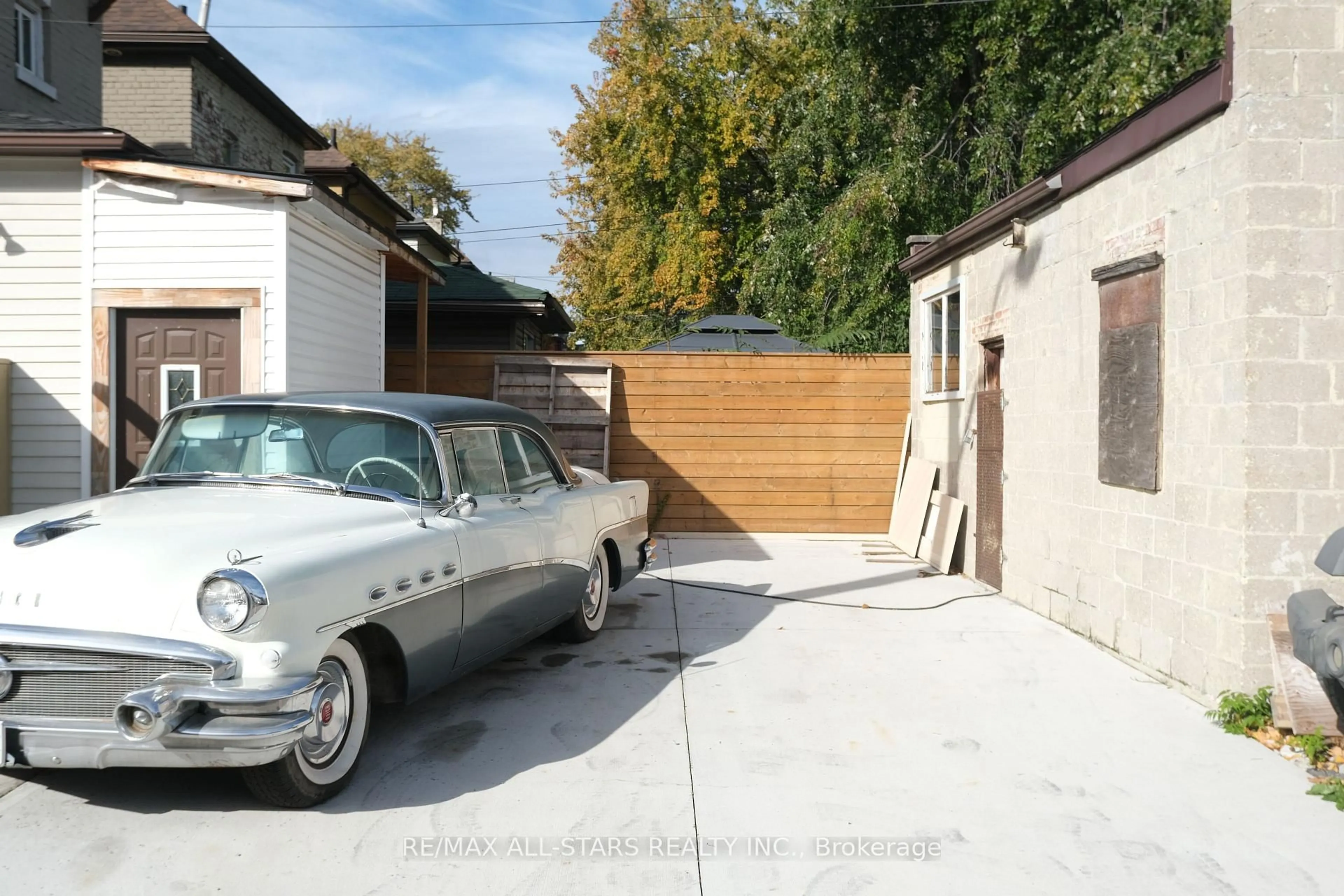 Indoor garage for 75 Keith St, Hamilton Ontario L8L 3S2