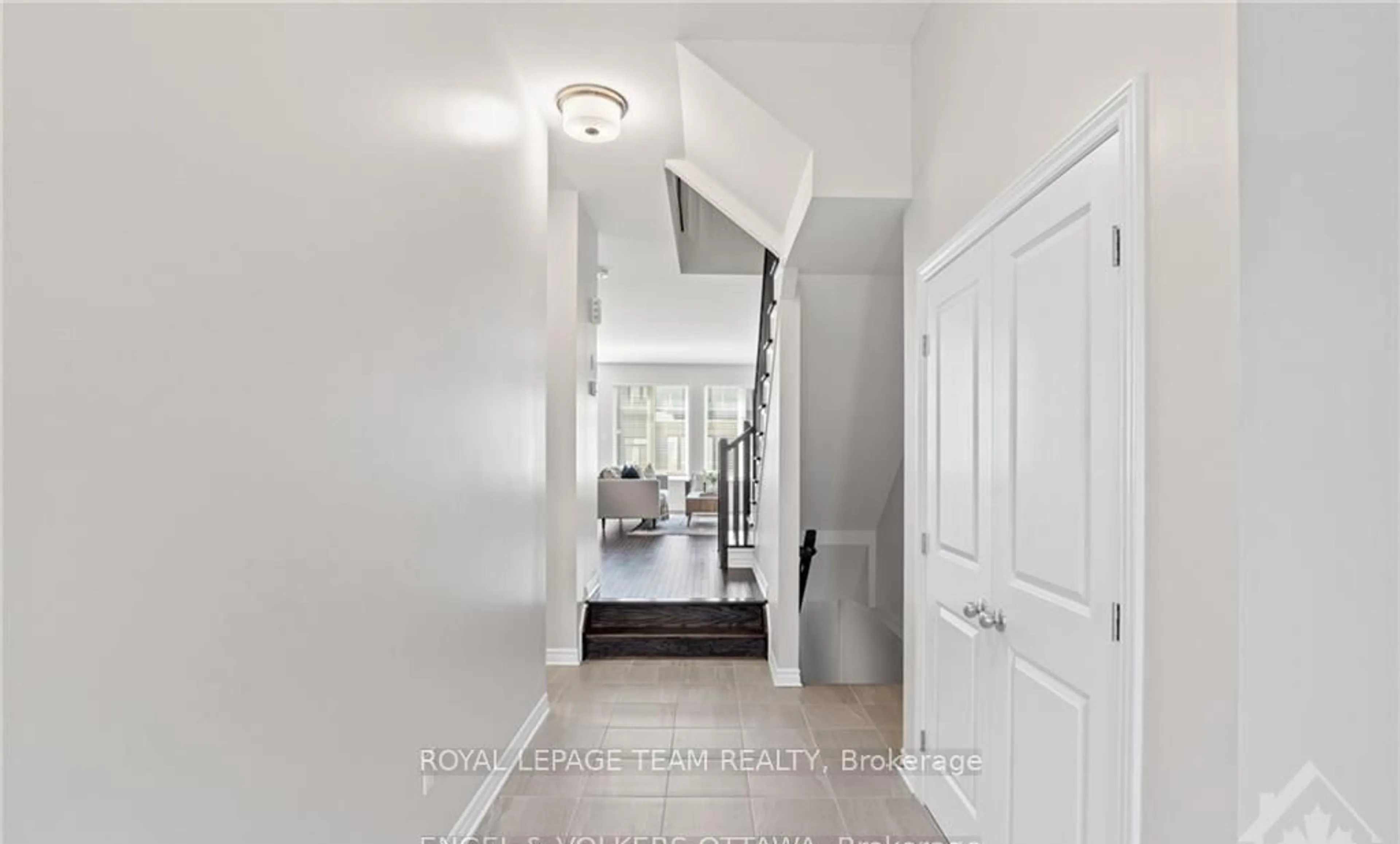 Indoor entryway for 165 Angelonia Cres, Ottawa Ontario K1T 0Y5