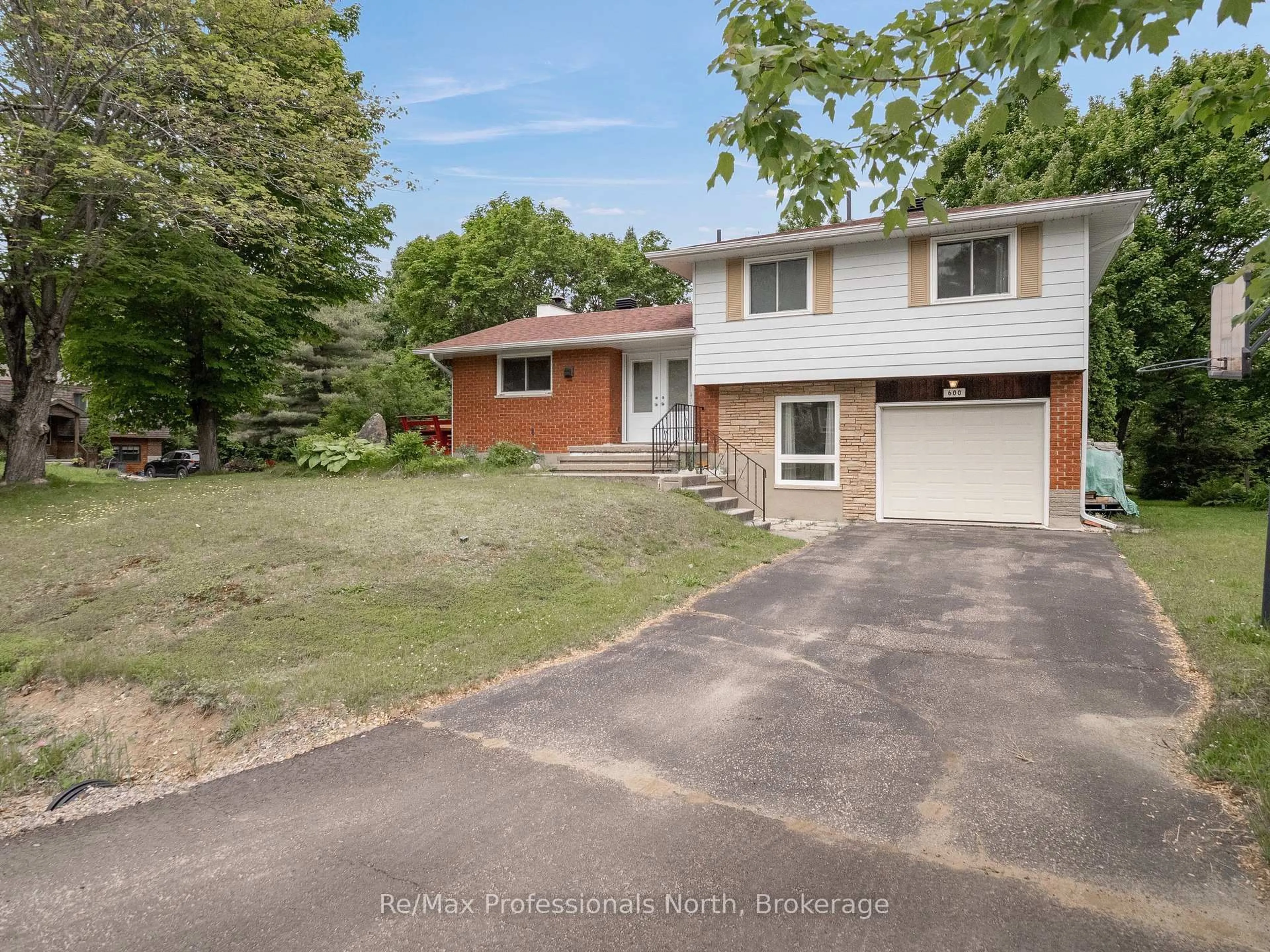 A pic from outside/outdoor area/front of a property/back of a property/a pic from drone, street for 600 DAVID St, Gravenhurst Ontario P1P 1M2