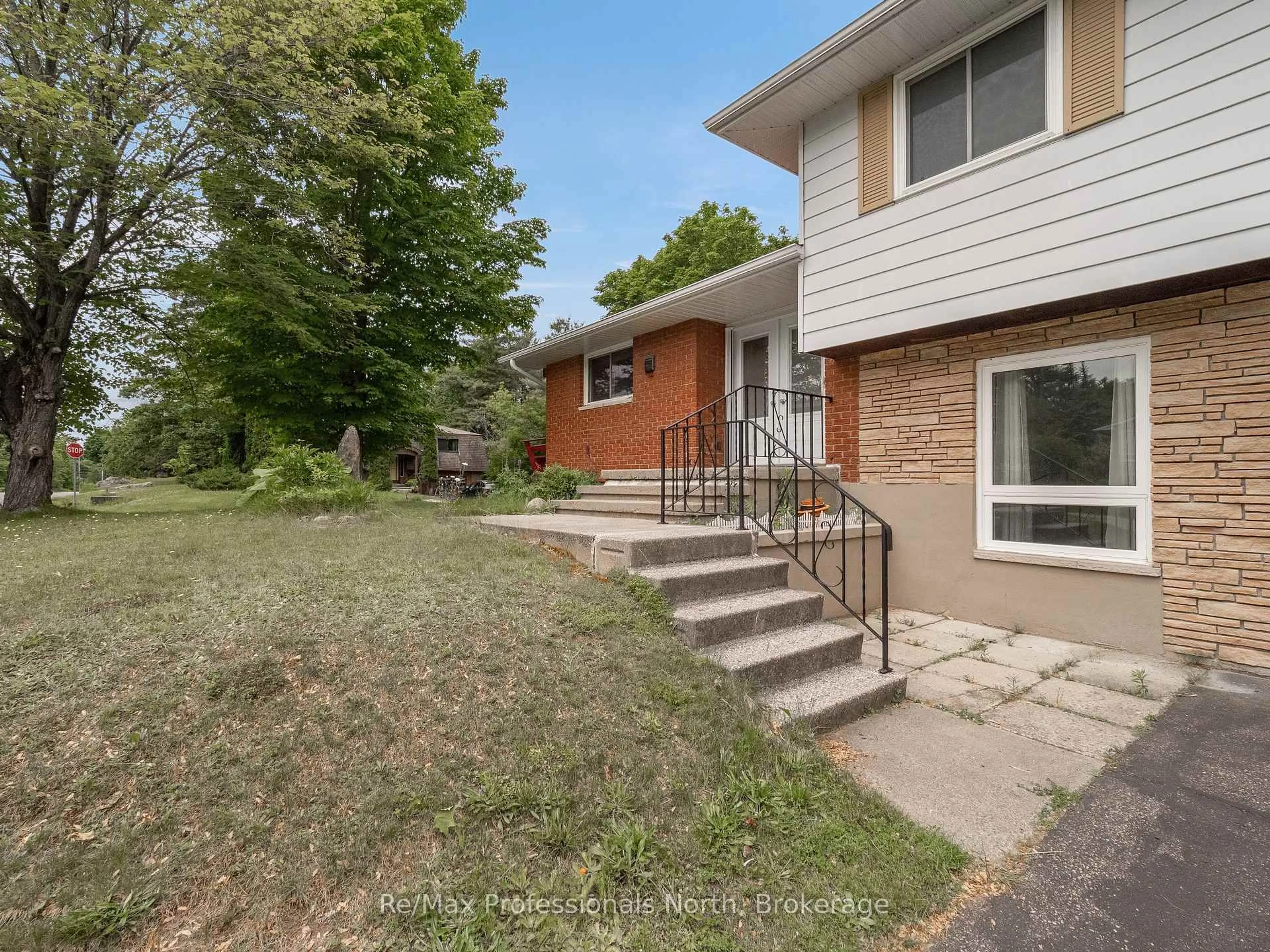 Home with brick exterior material, street for 600 DAVID St, Gravenhurst Ontario P1P 1M2