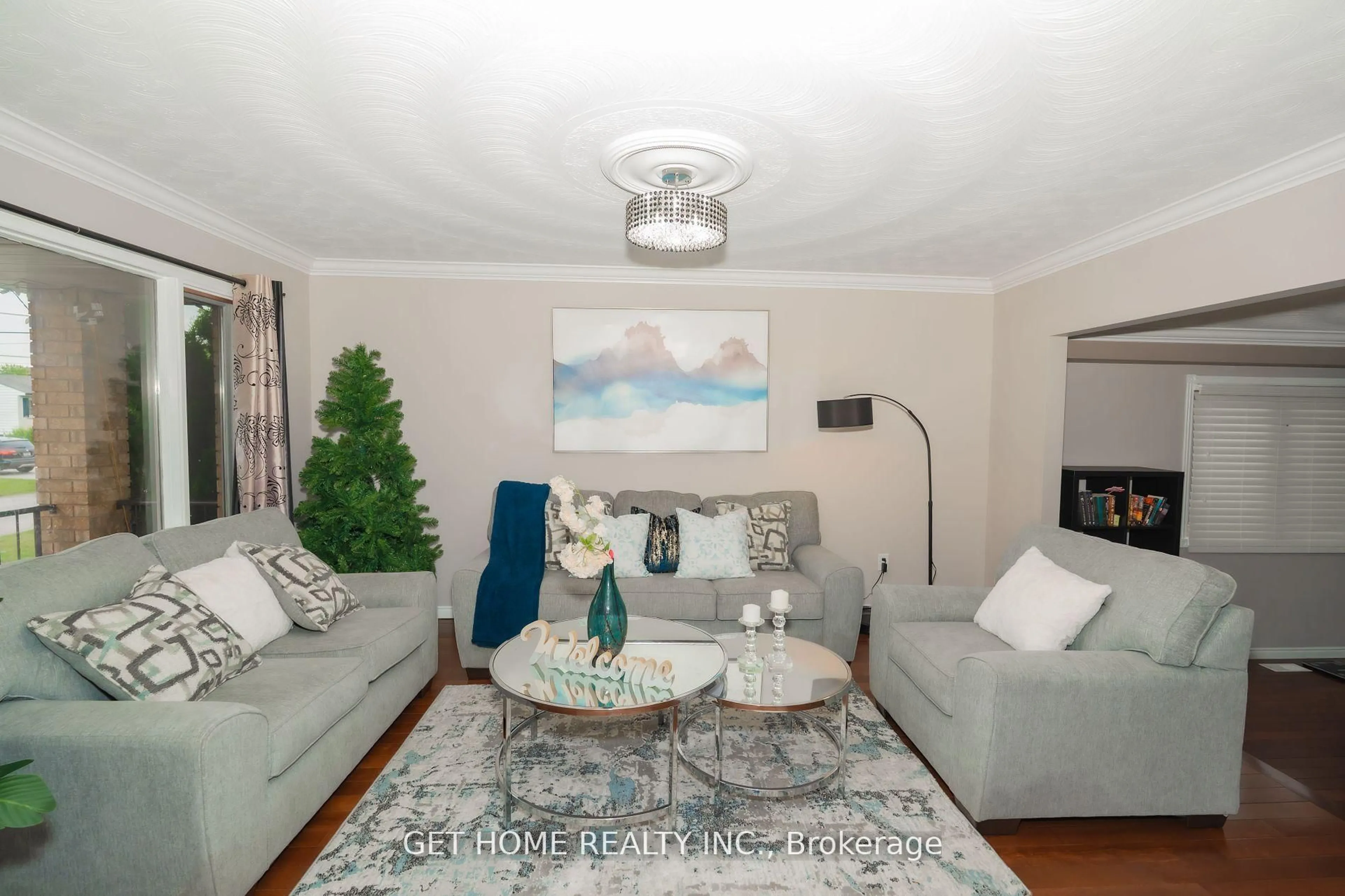 Living room with furniture, unknown for 111 AUBREY Ave, Hamilton Ontario L8J 2T2