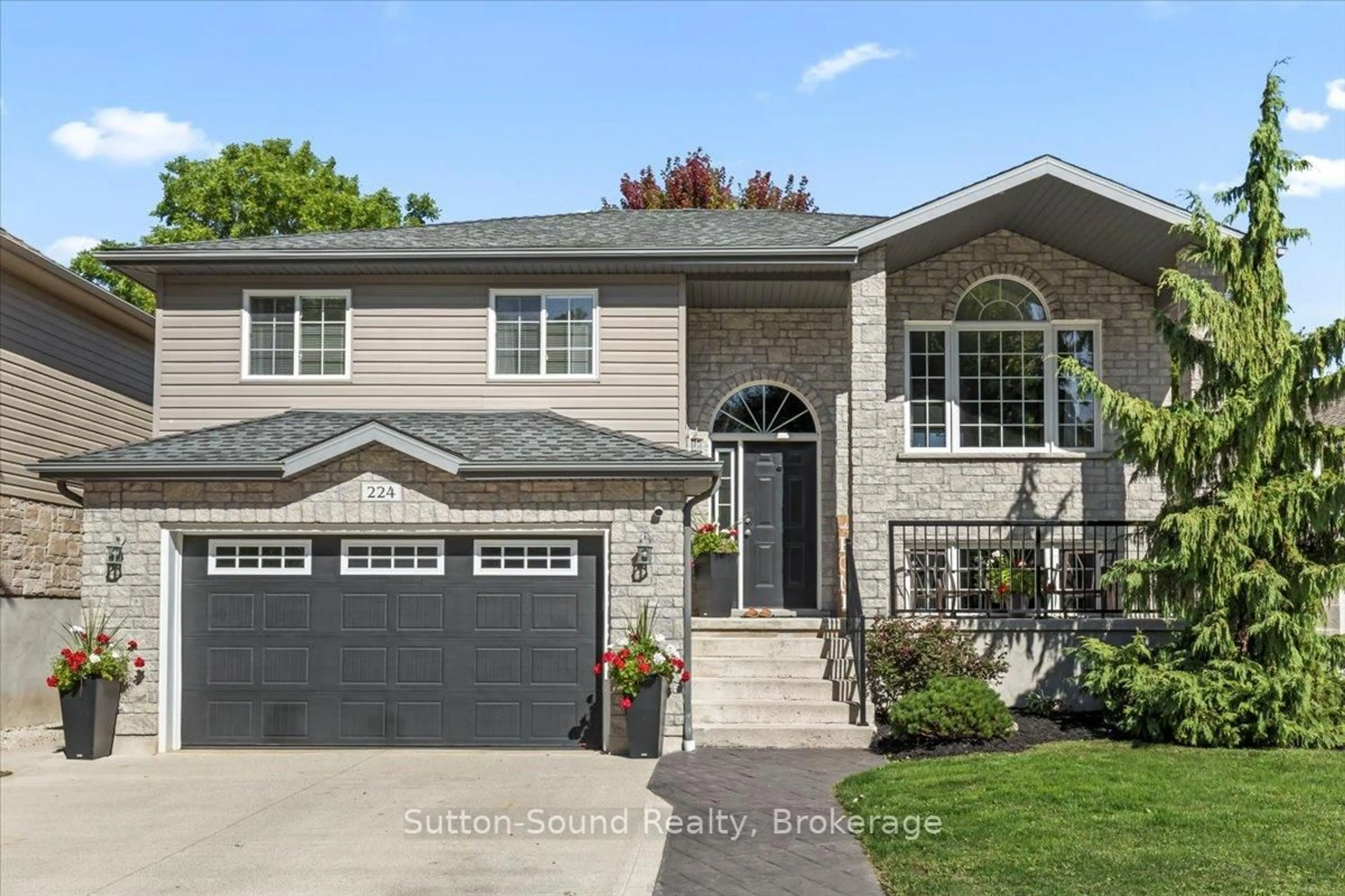 Home with vinyl exterior material, street for 224 2ND St, Owen Sound Ontario N4K 0A6